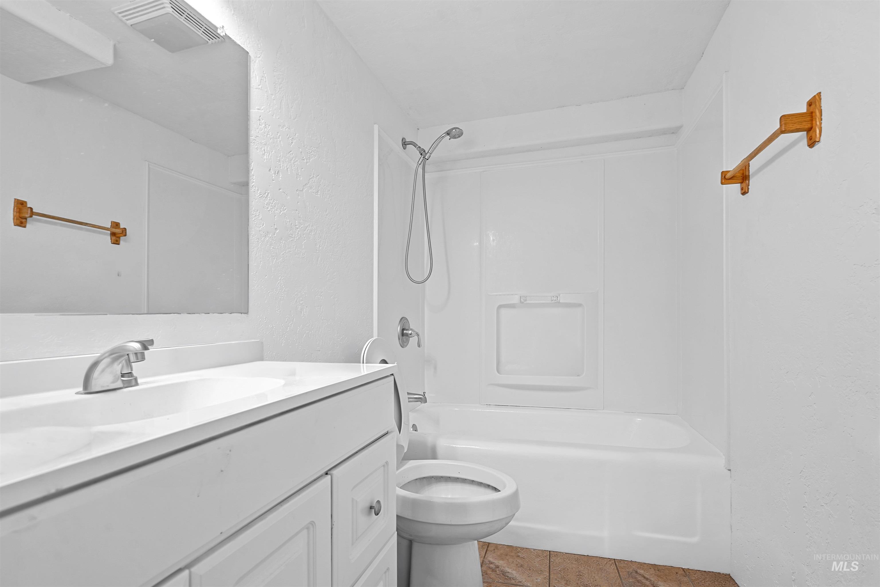2040 Conant Property Photo 14