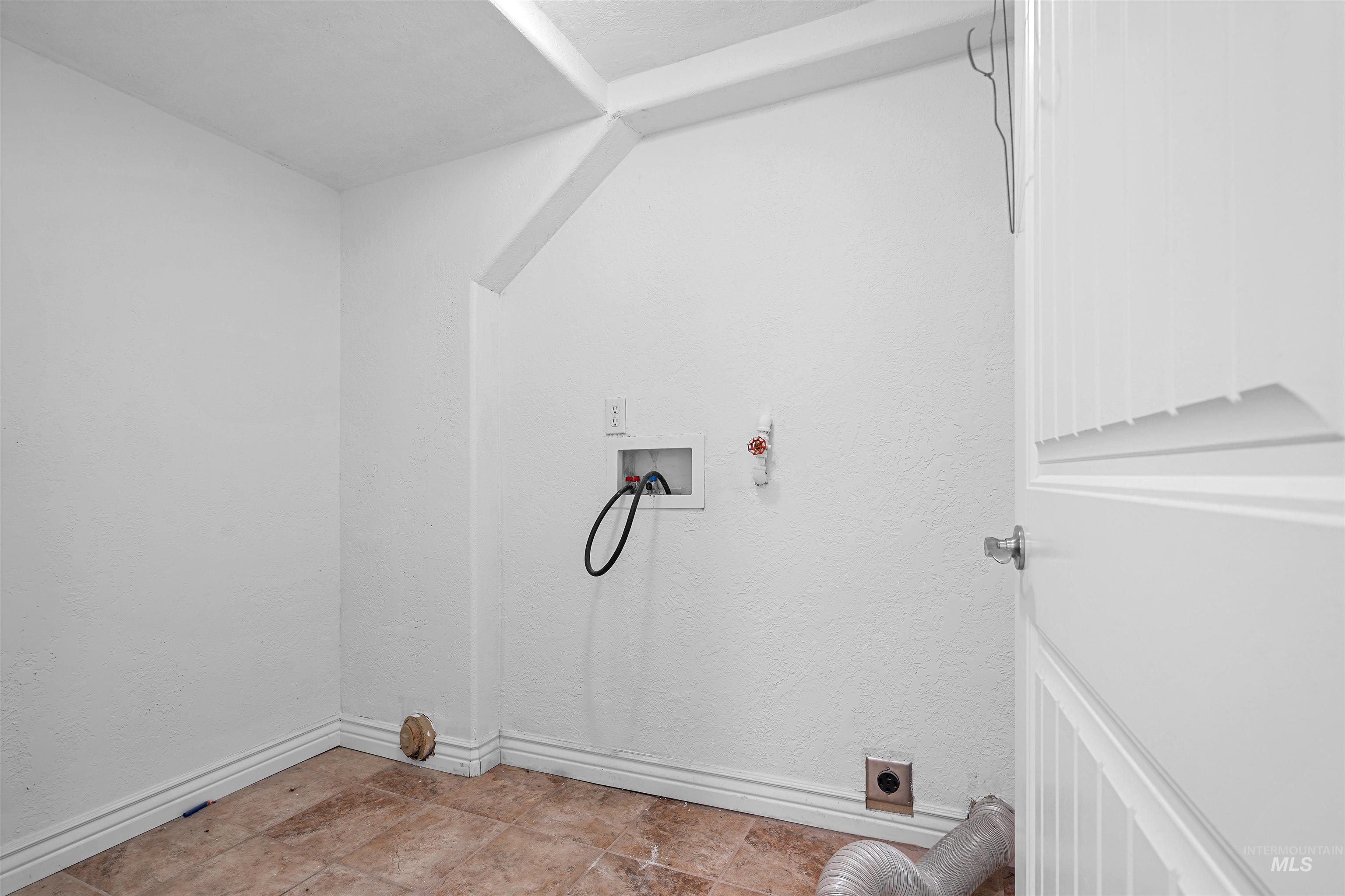 2040 Conant Property Photo 16