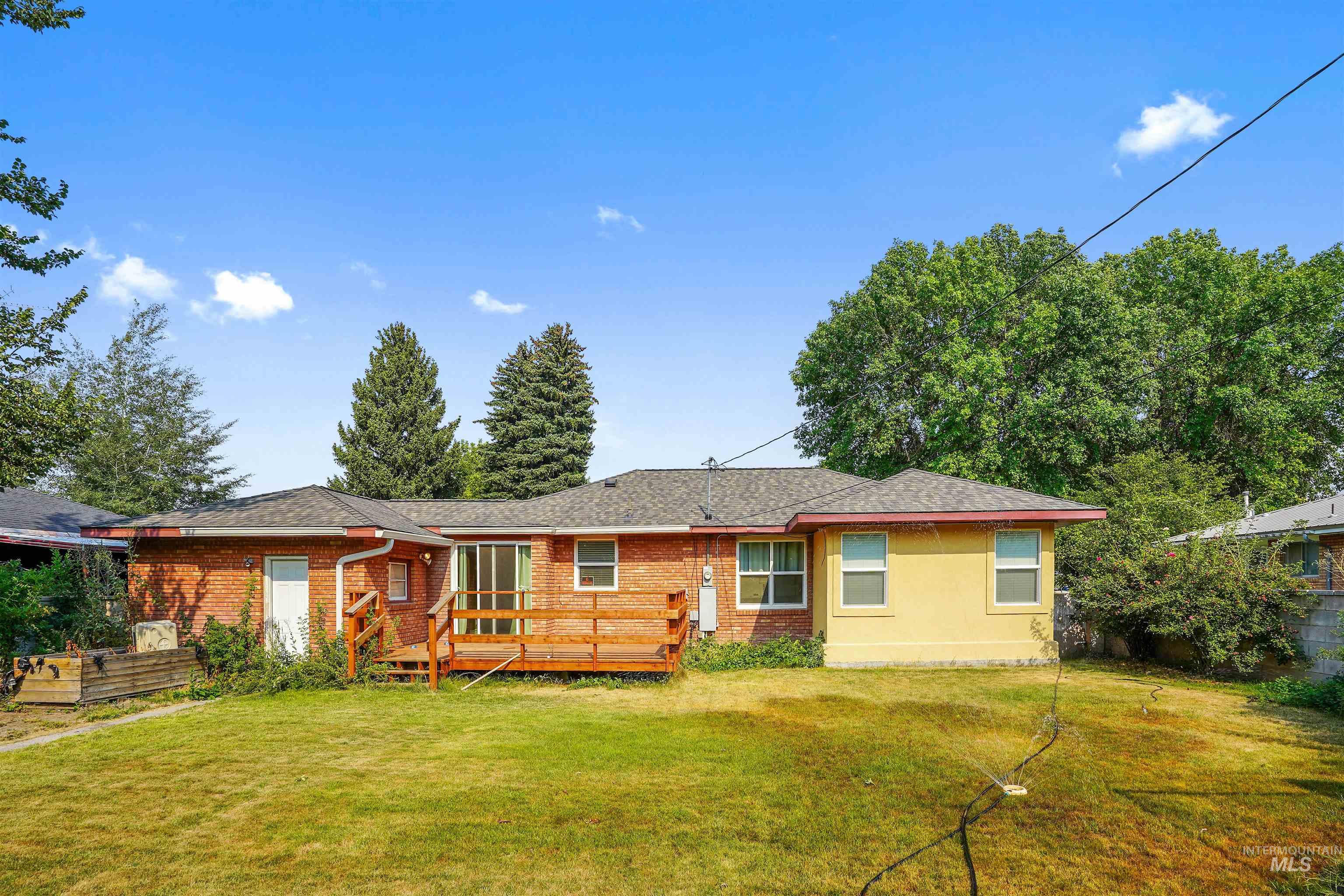 2040 Conant Property Photo 27