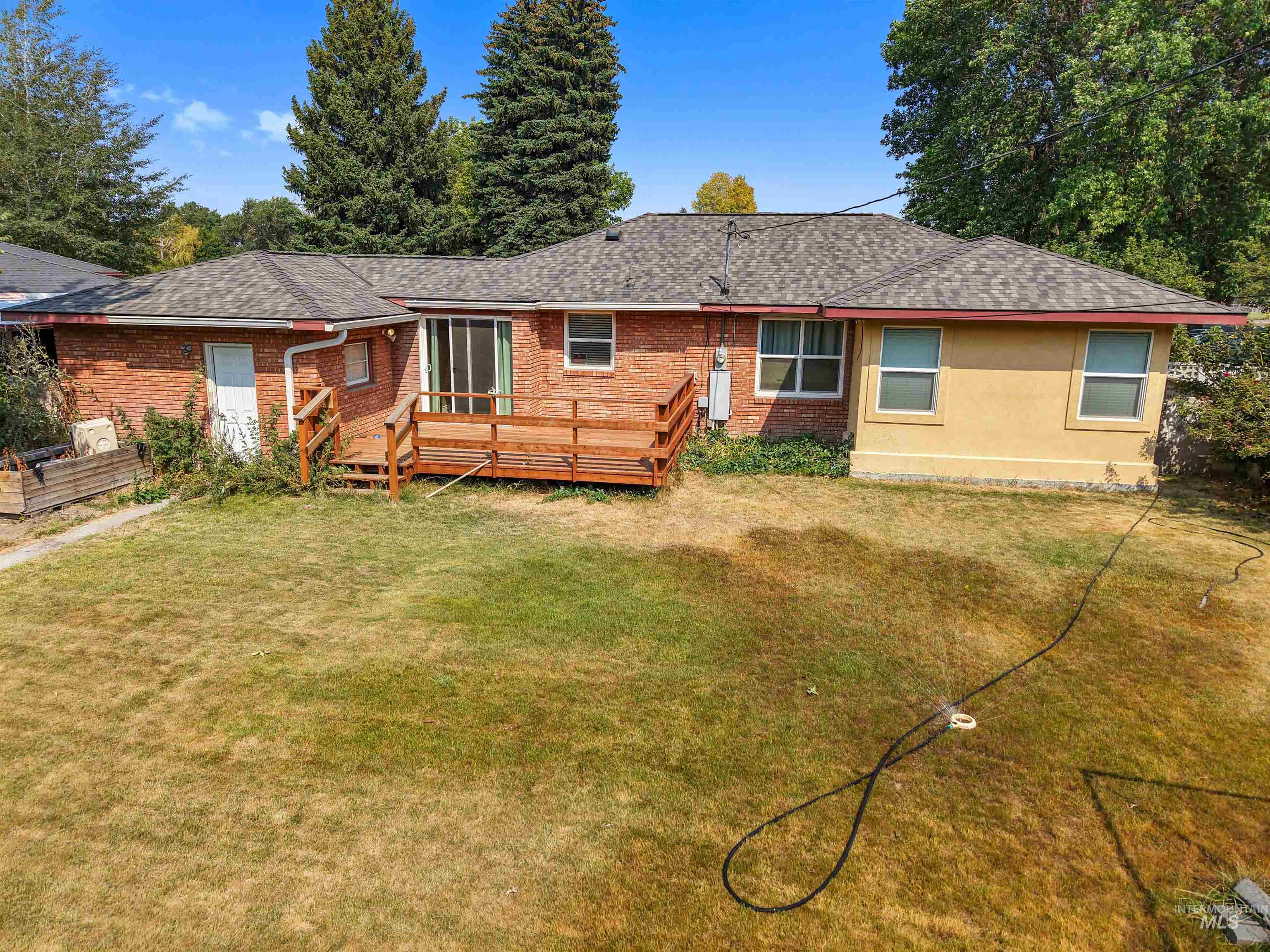 2040 Conant Property Photo 32