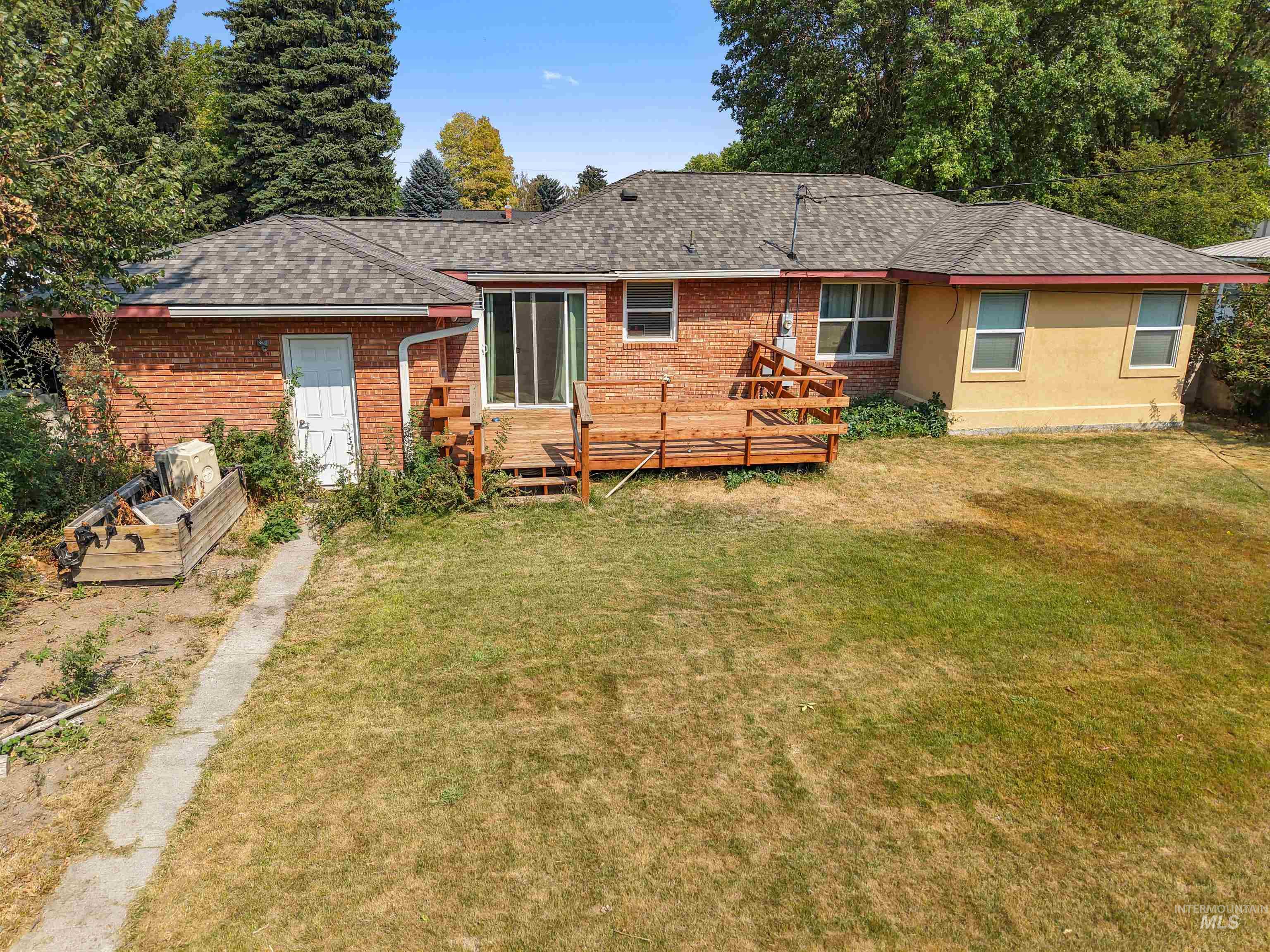2040 Conant Property Photo 33
