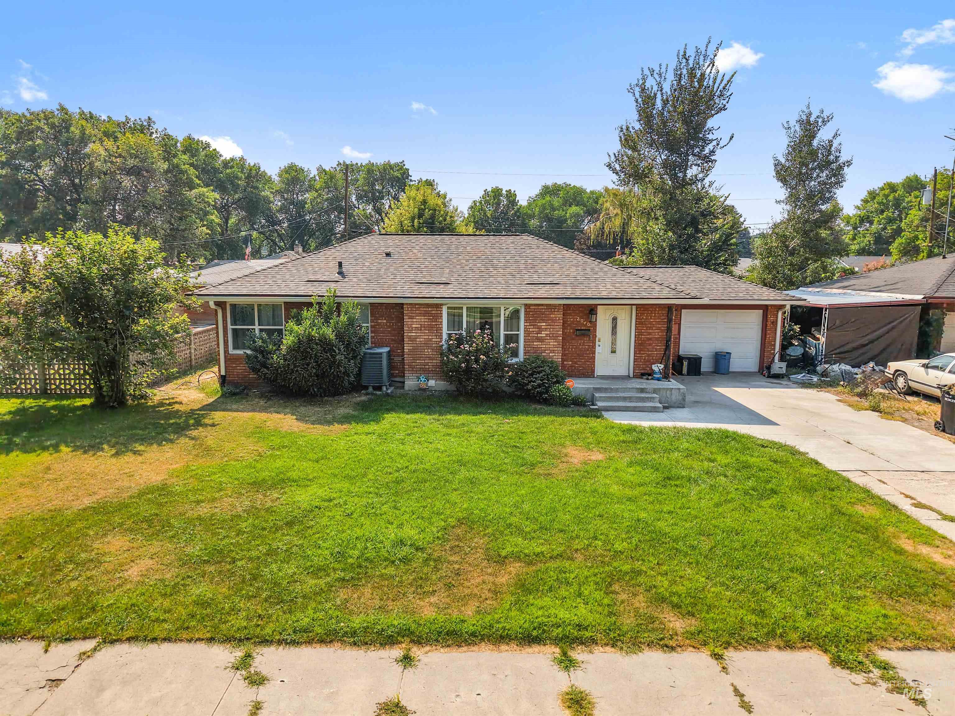 2040 Conant Property Photo 37
