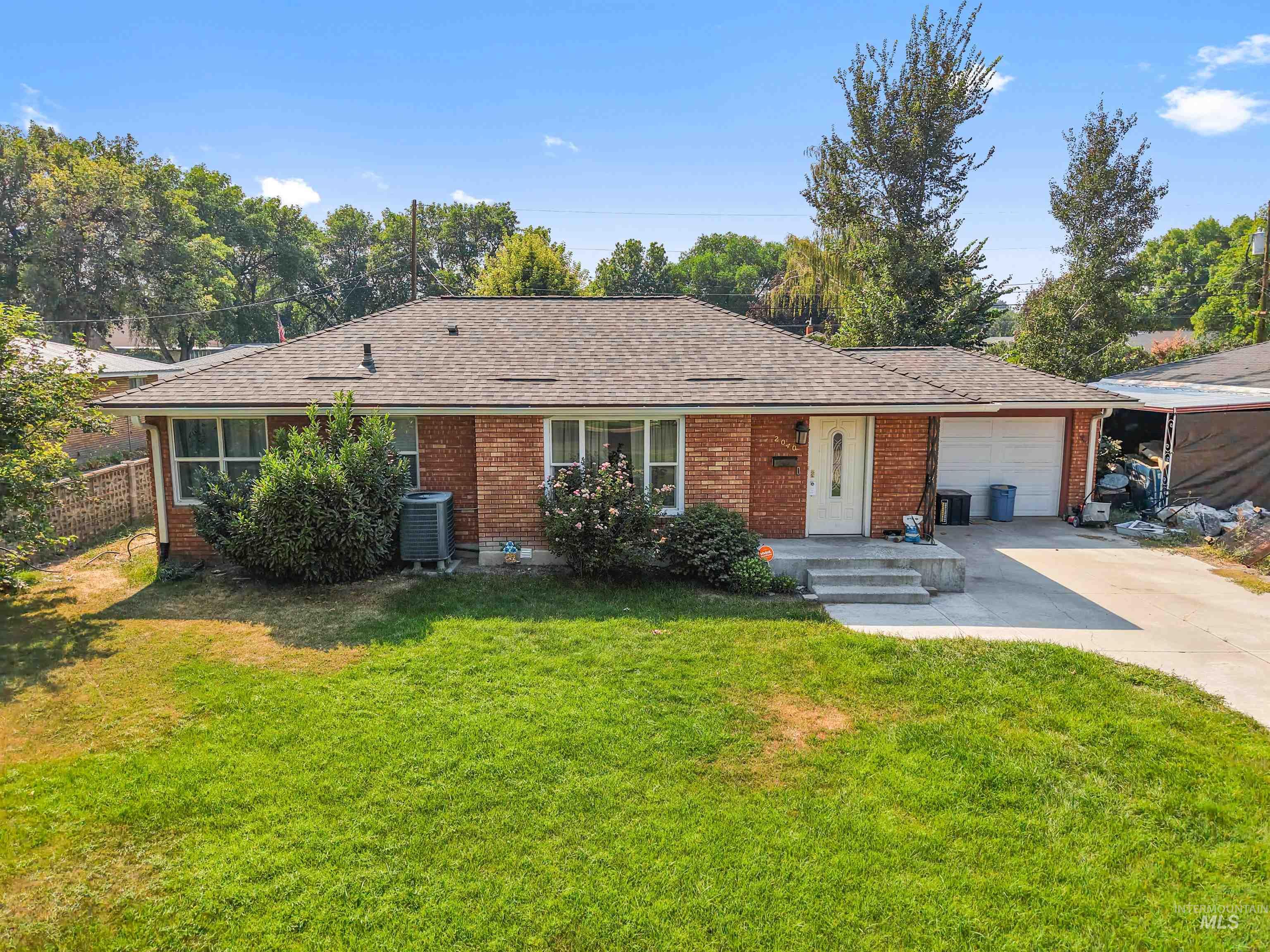 2040 Conant Property Photo 38