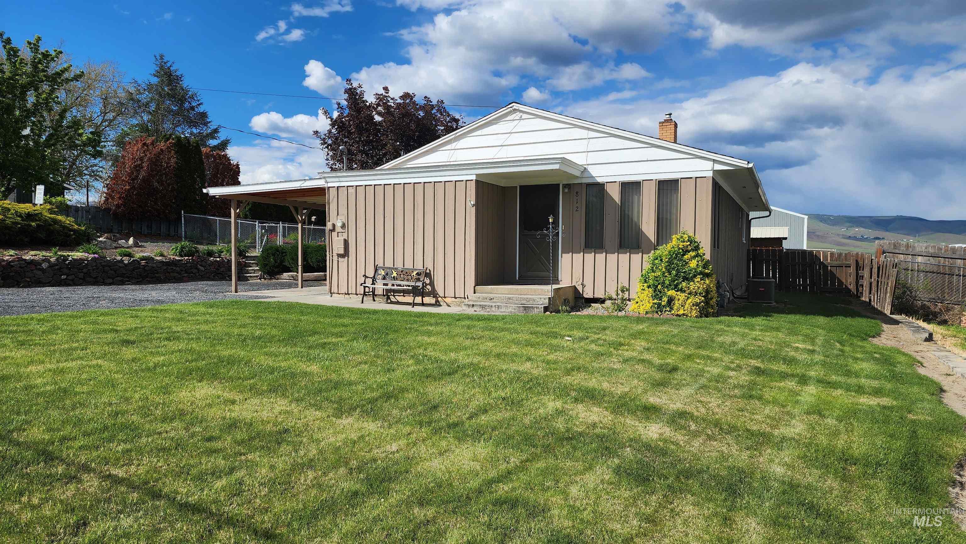 812 Walk Ln Property Photo 1