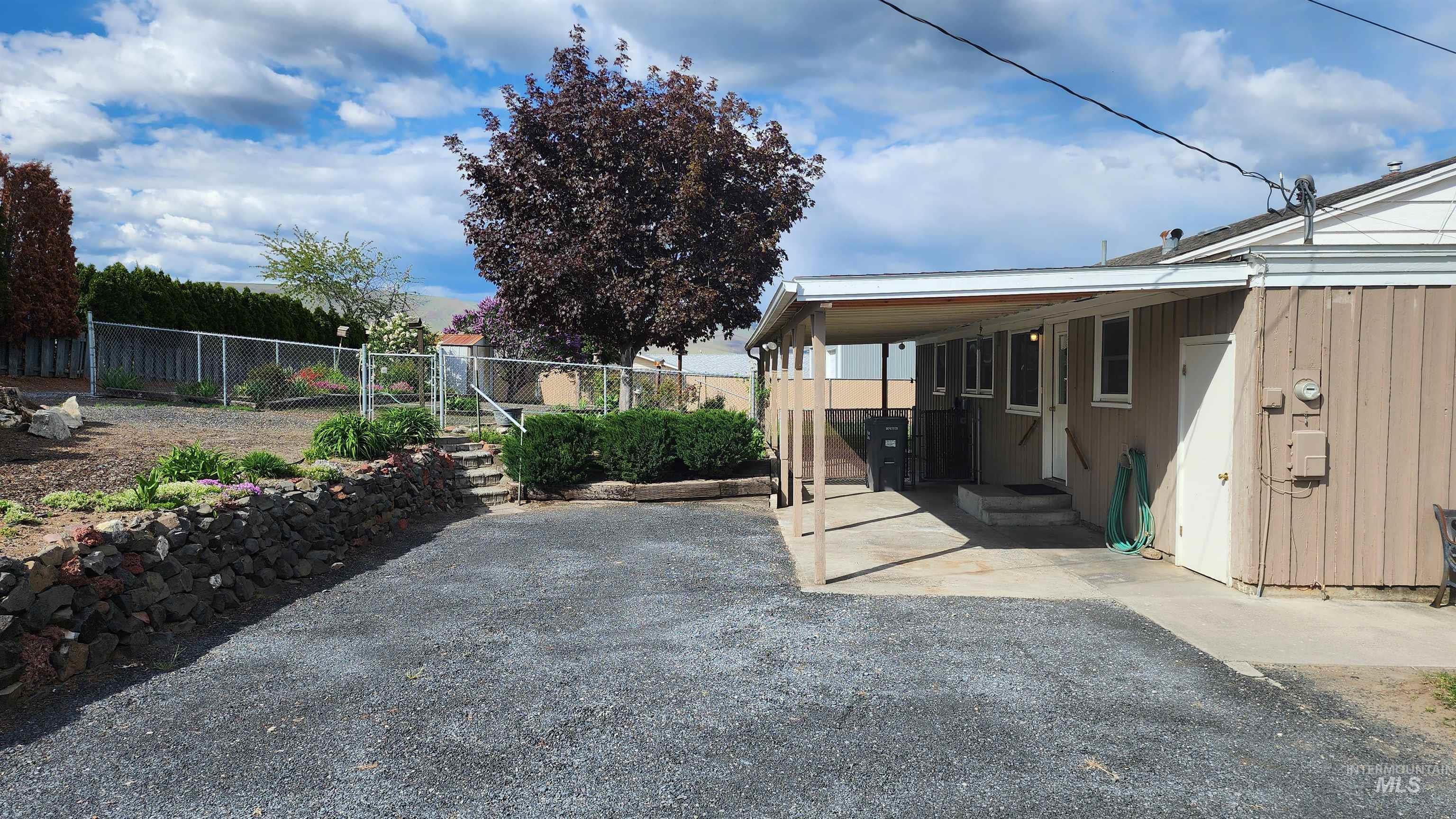 812 Walk Ln Property Photo 10