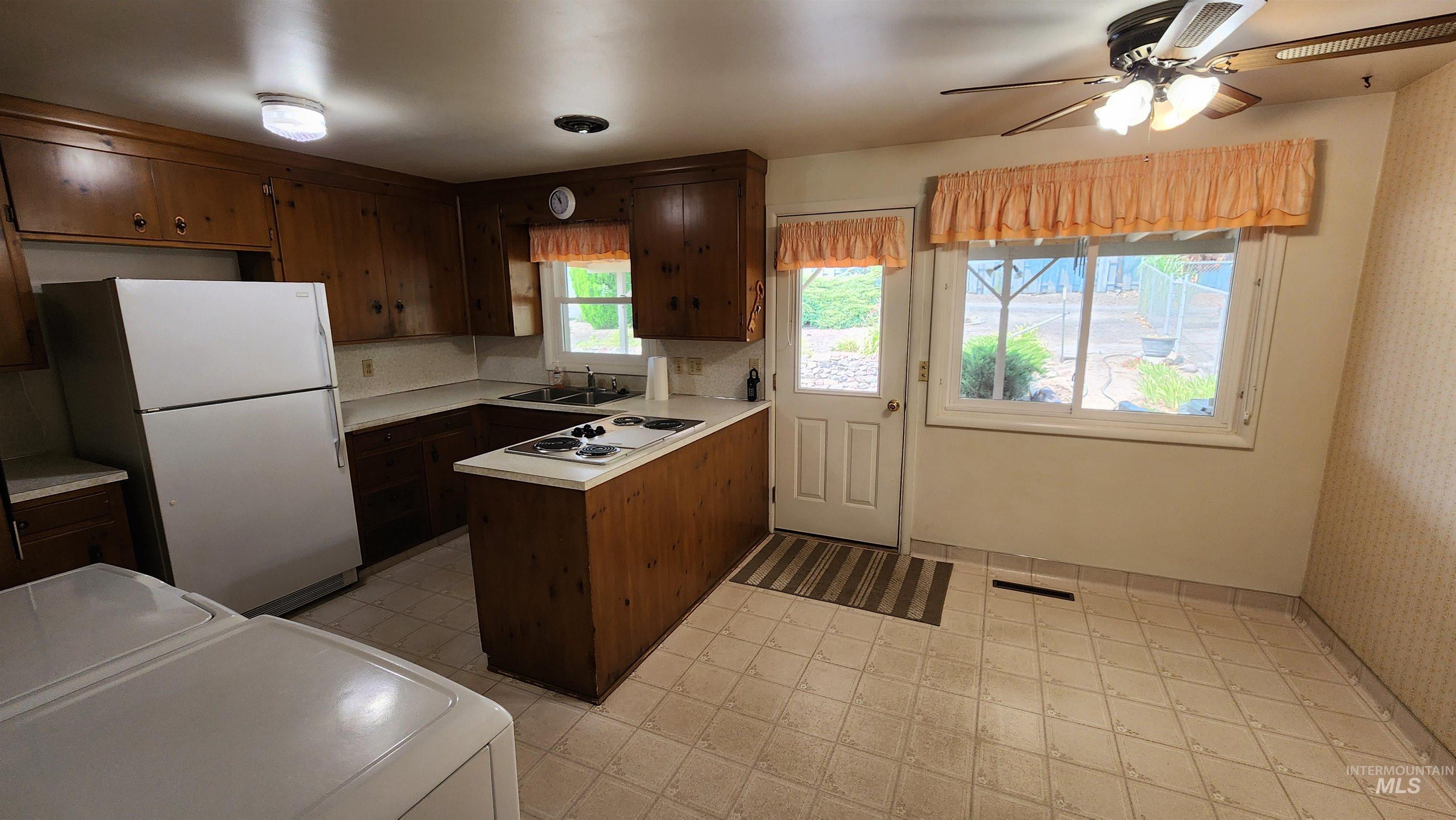 812 Walk Ln Property Photo 15