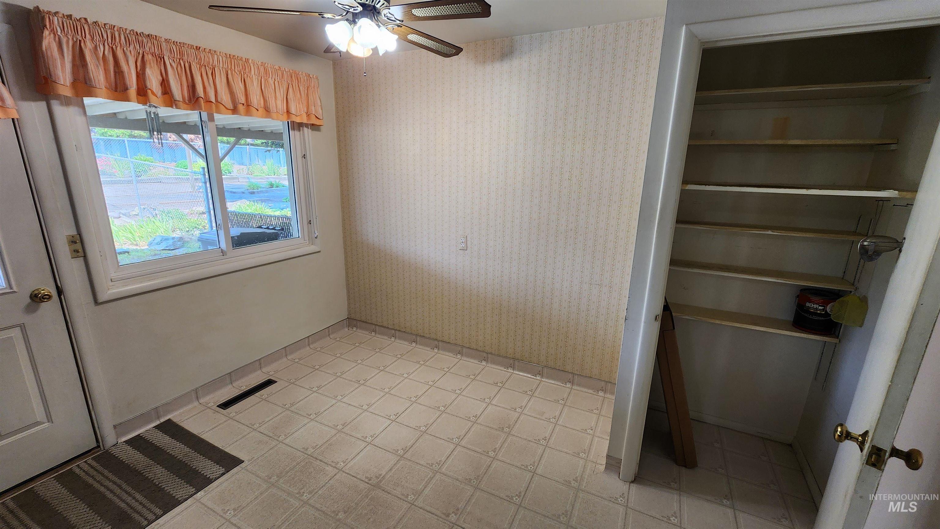 812 Walk Ln Property Photo 18