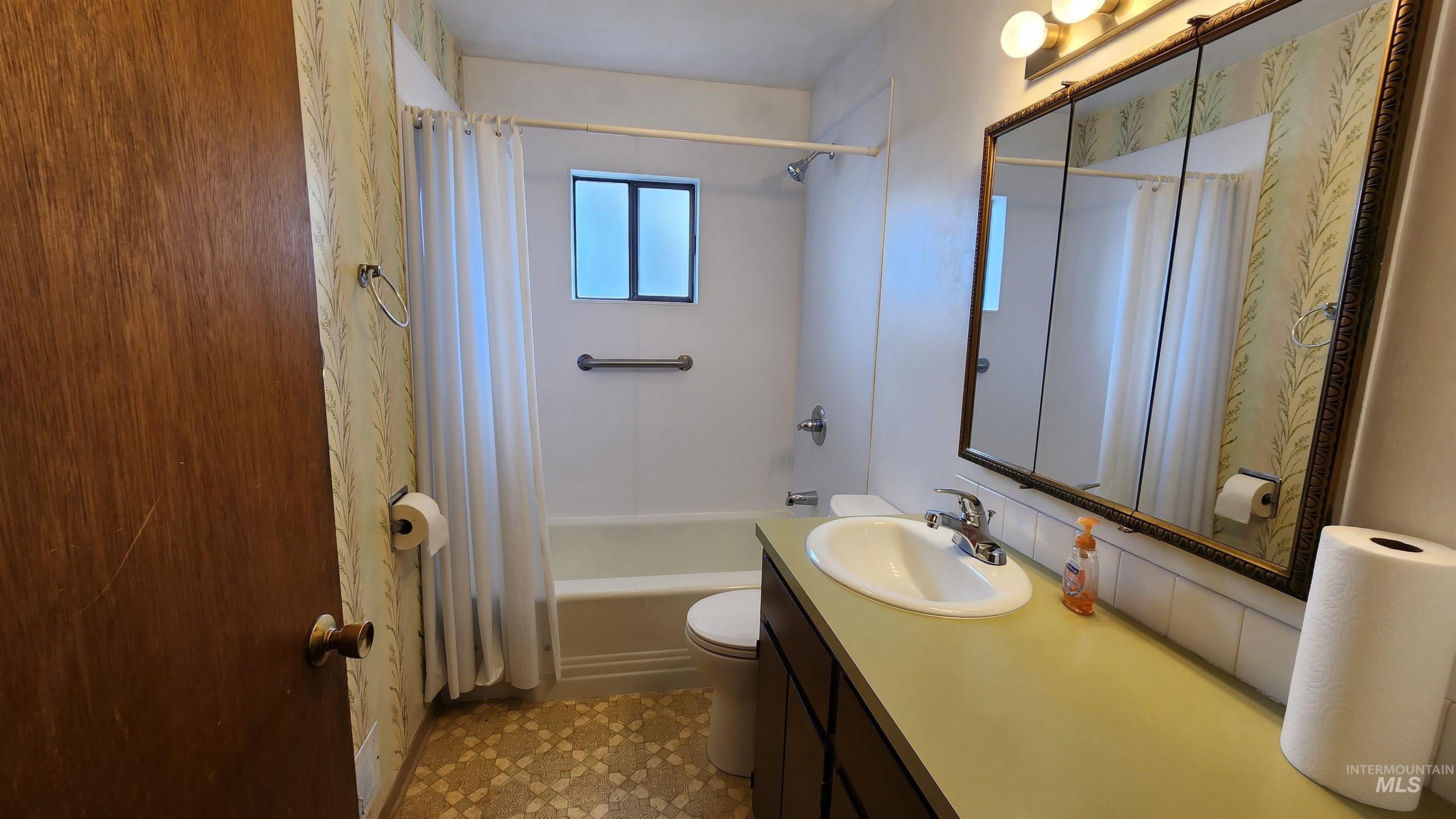 812 Walk Ln Property Photo 22