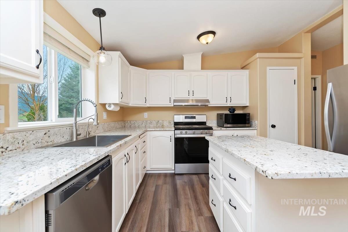 15 Granite Basin Property Photo 17