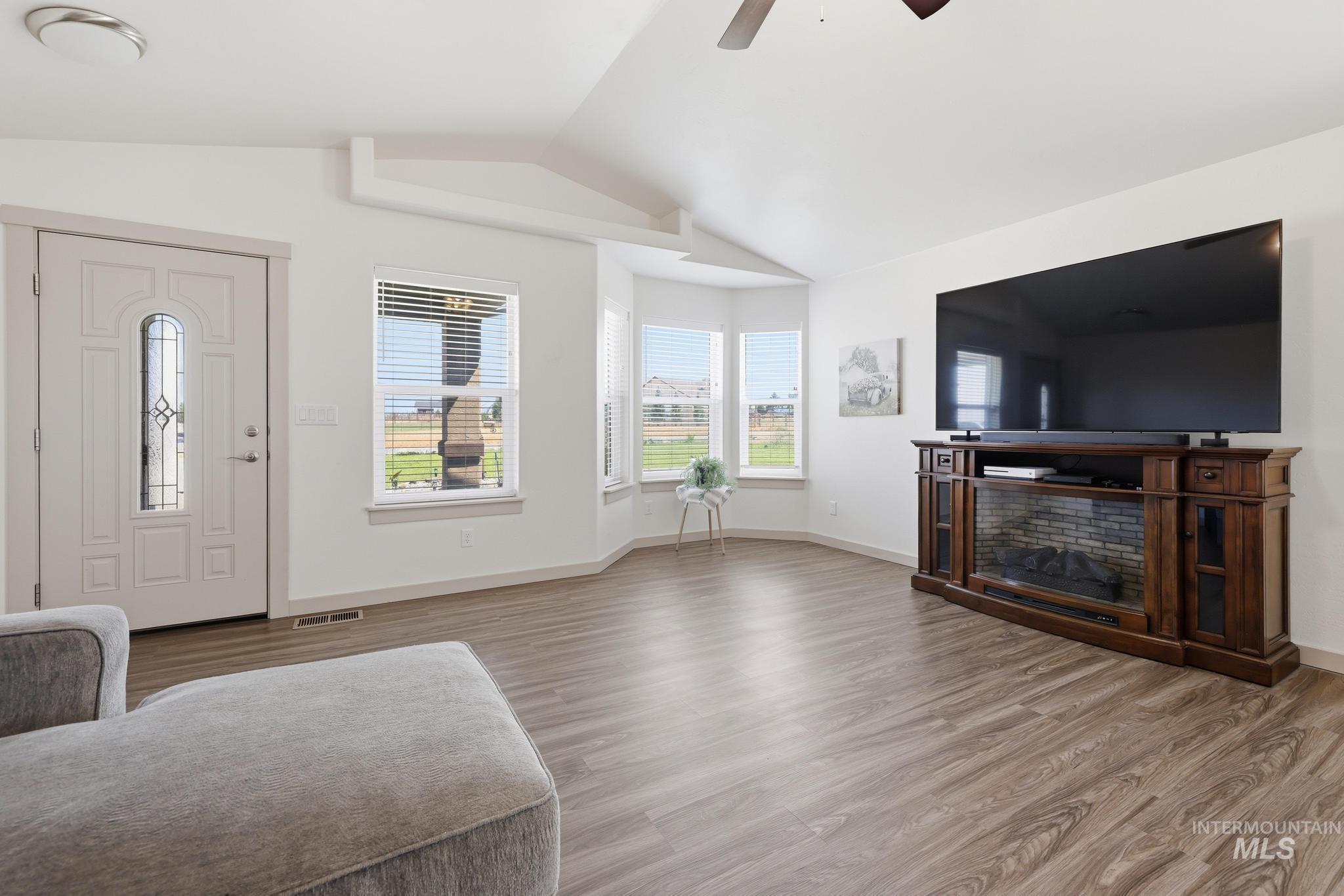178 E Syringa Loop Property Photo 6