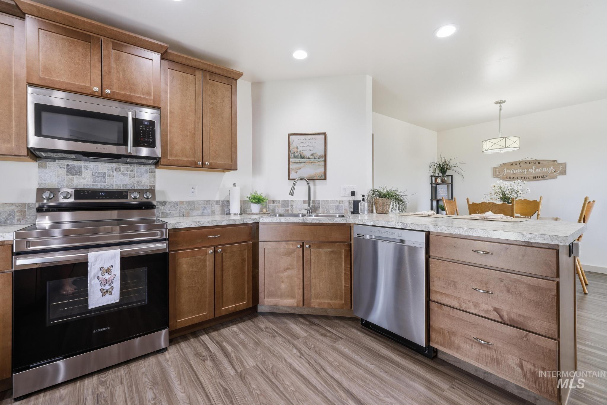 178 E Syringa Loop Property Photo 9