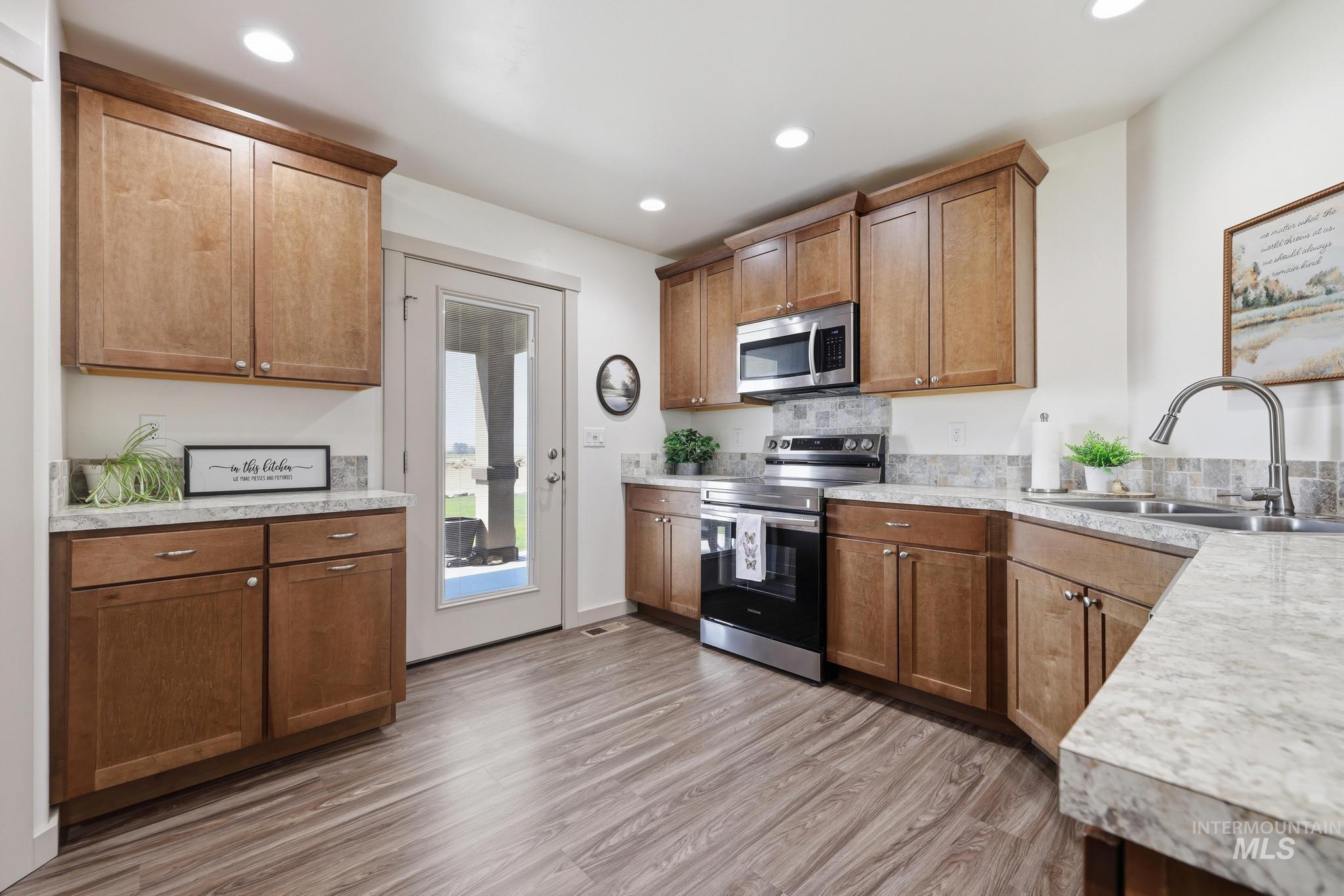 178 E Syringa Loop Property Photo 12