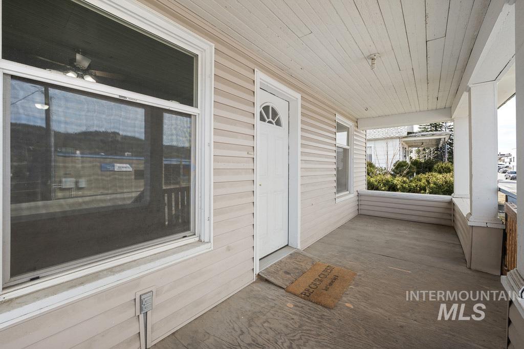 515 W College Ave Property Photo 2