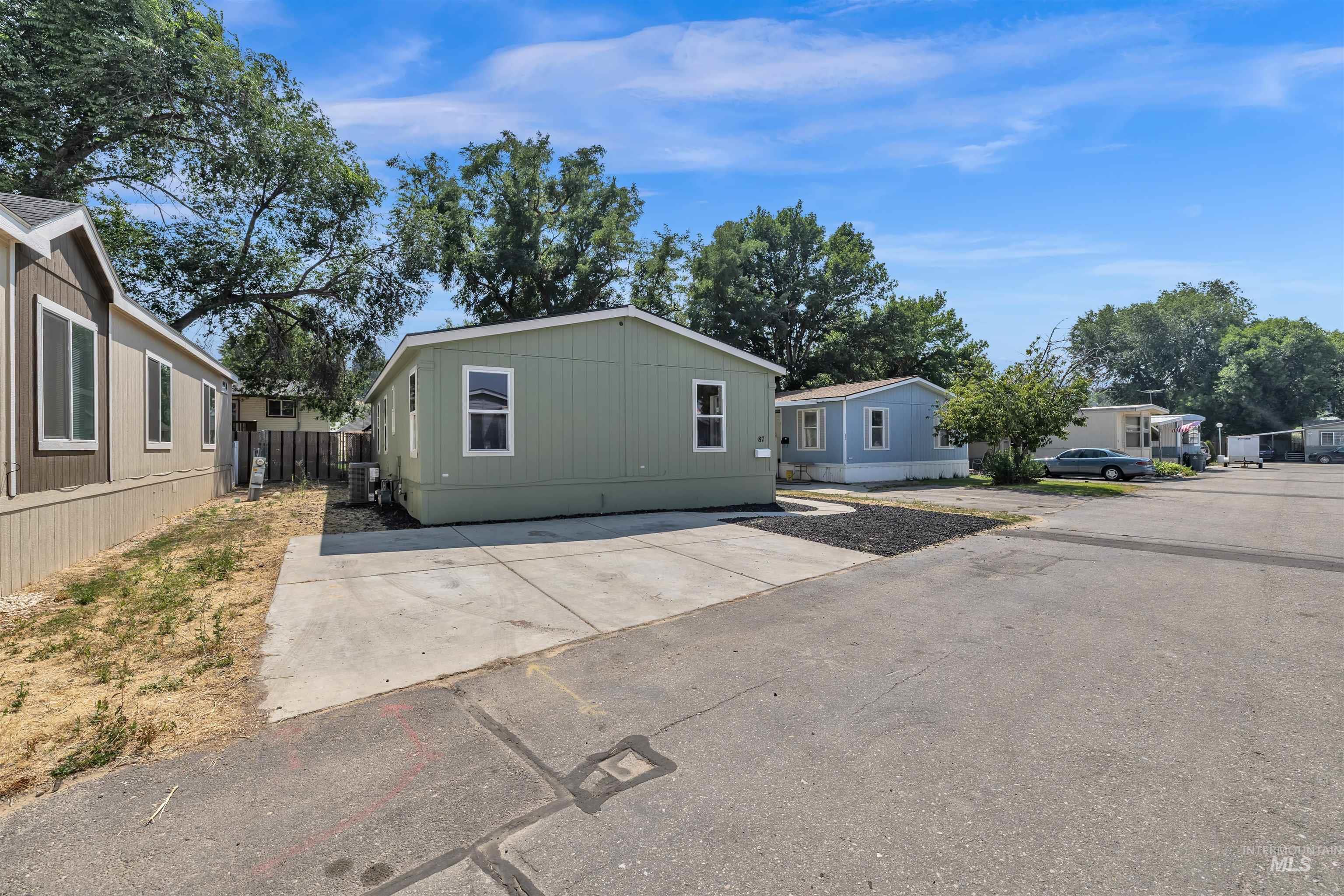 2401 S Owyhee St Property Photo 2