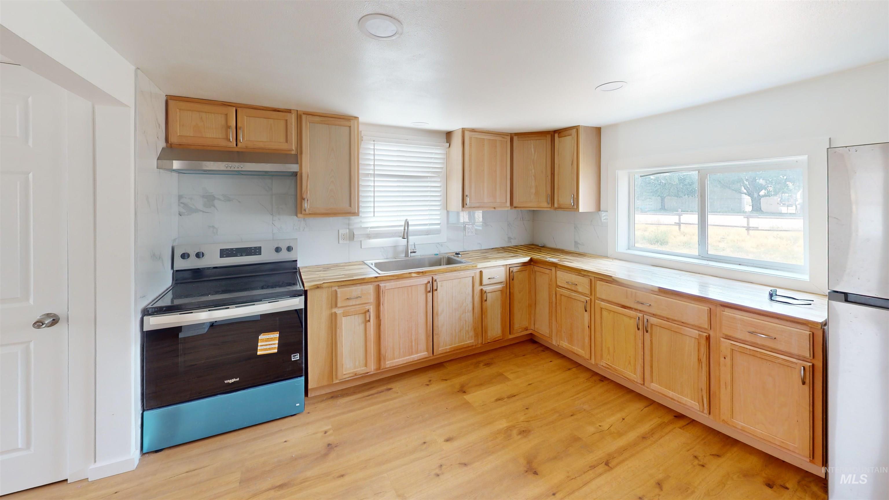 412 W Chicago Property Photo 8