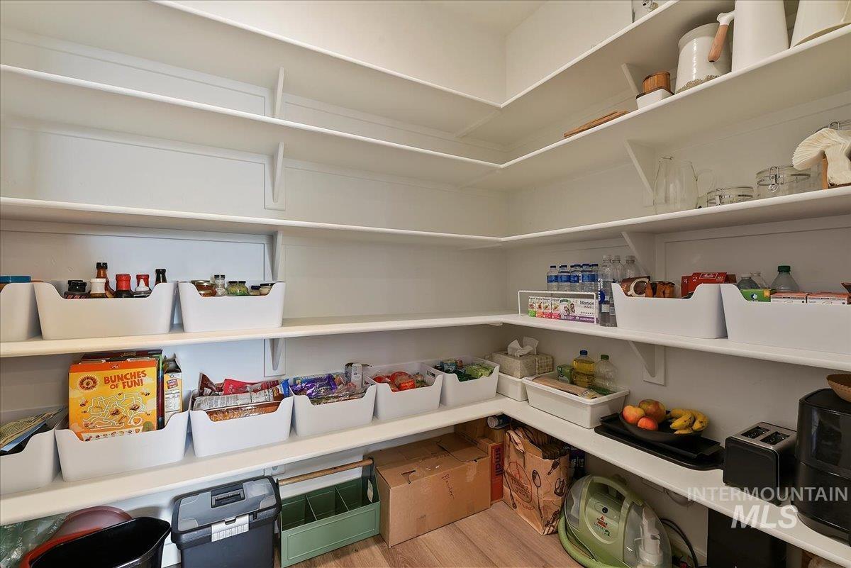 555 Burnside Ave Property Photo 16
