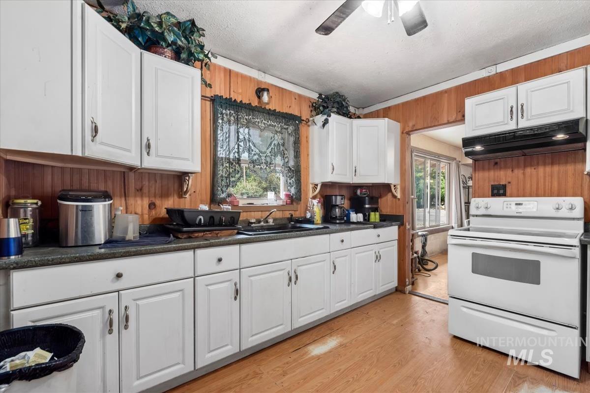 403 S Wardwell Ave Property Photo 8