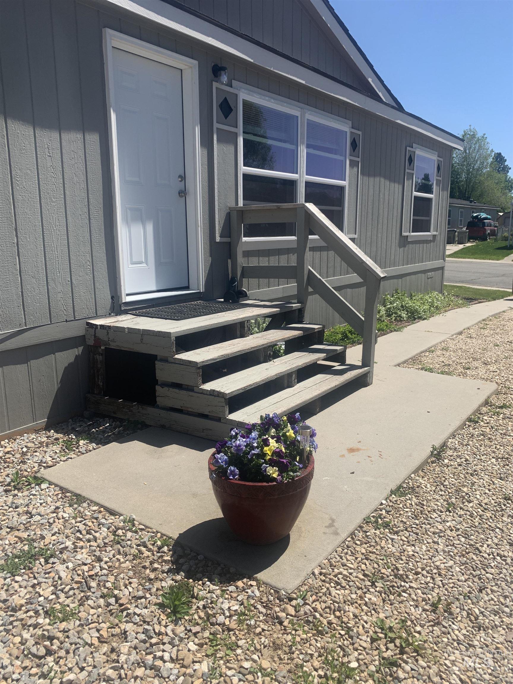 524 W Mesquite St Property Photo 3