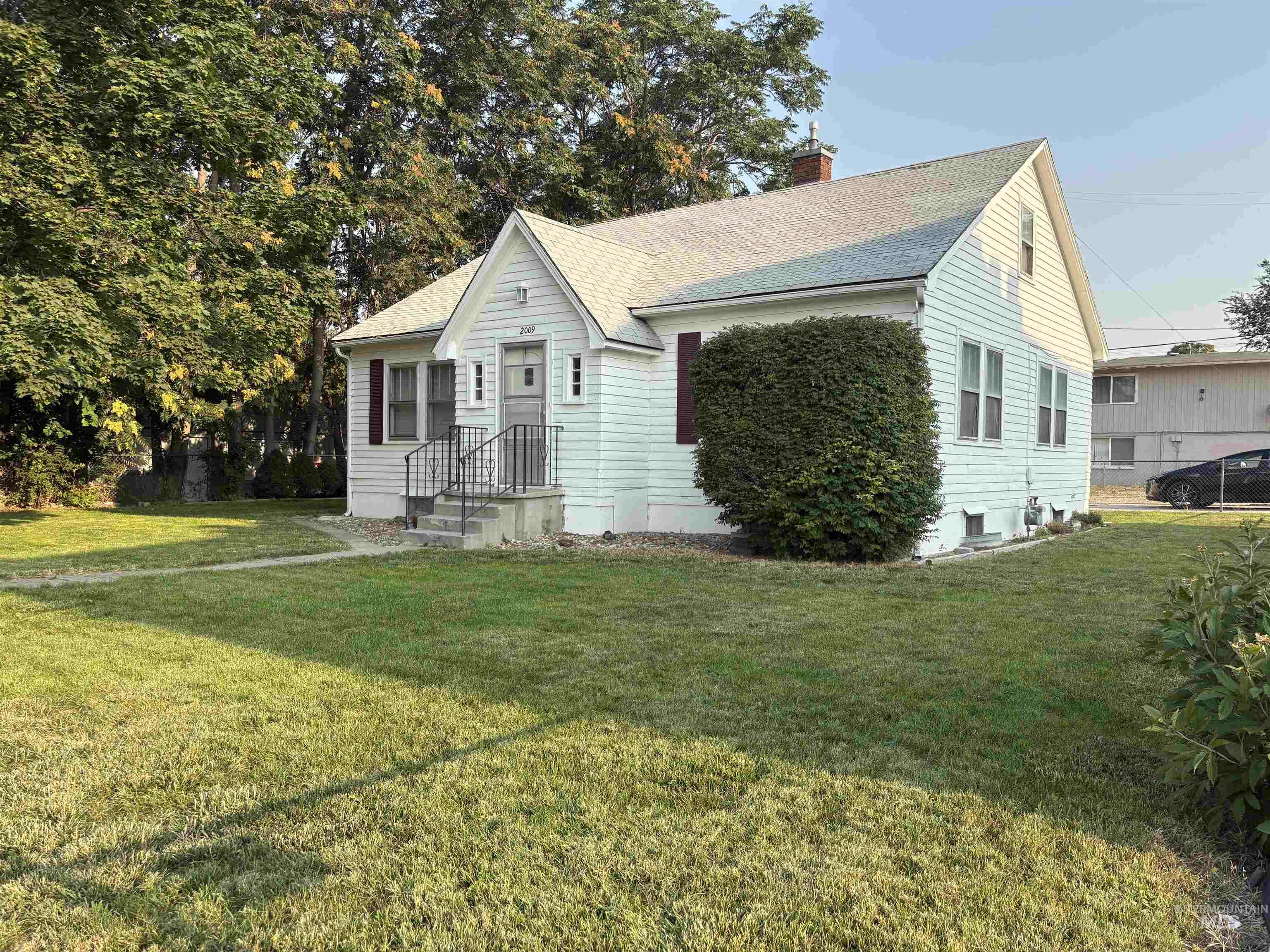 2009 E Linden Street Property Photo 2