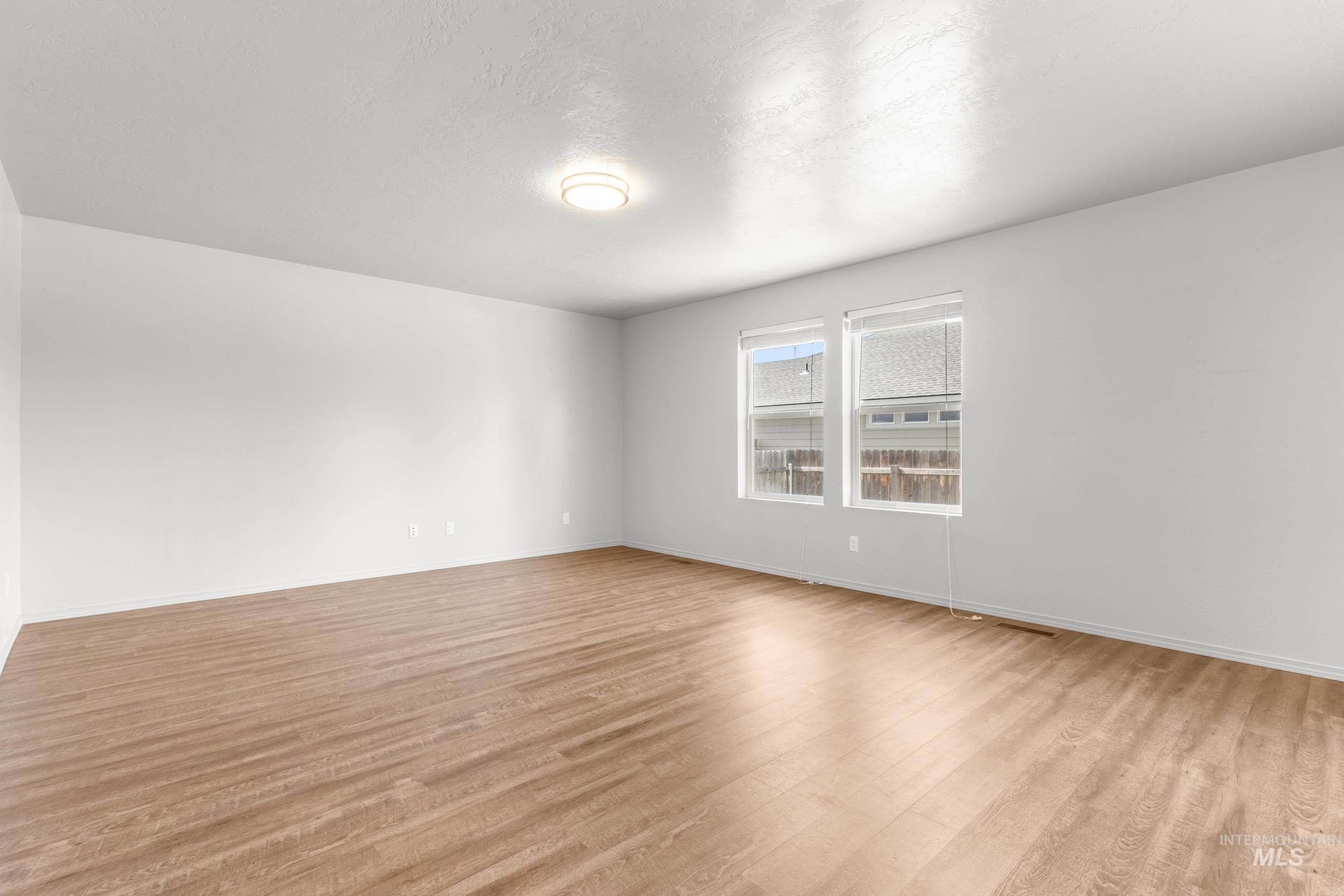 4633 N Dyver Property Photo 4