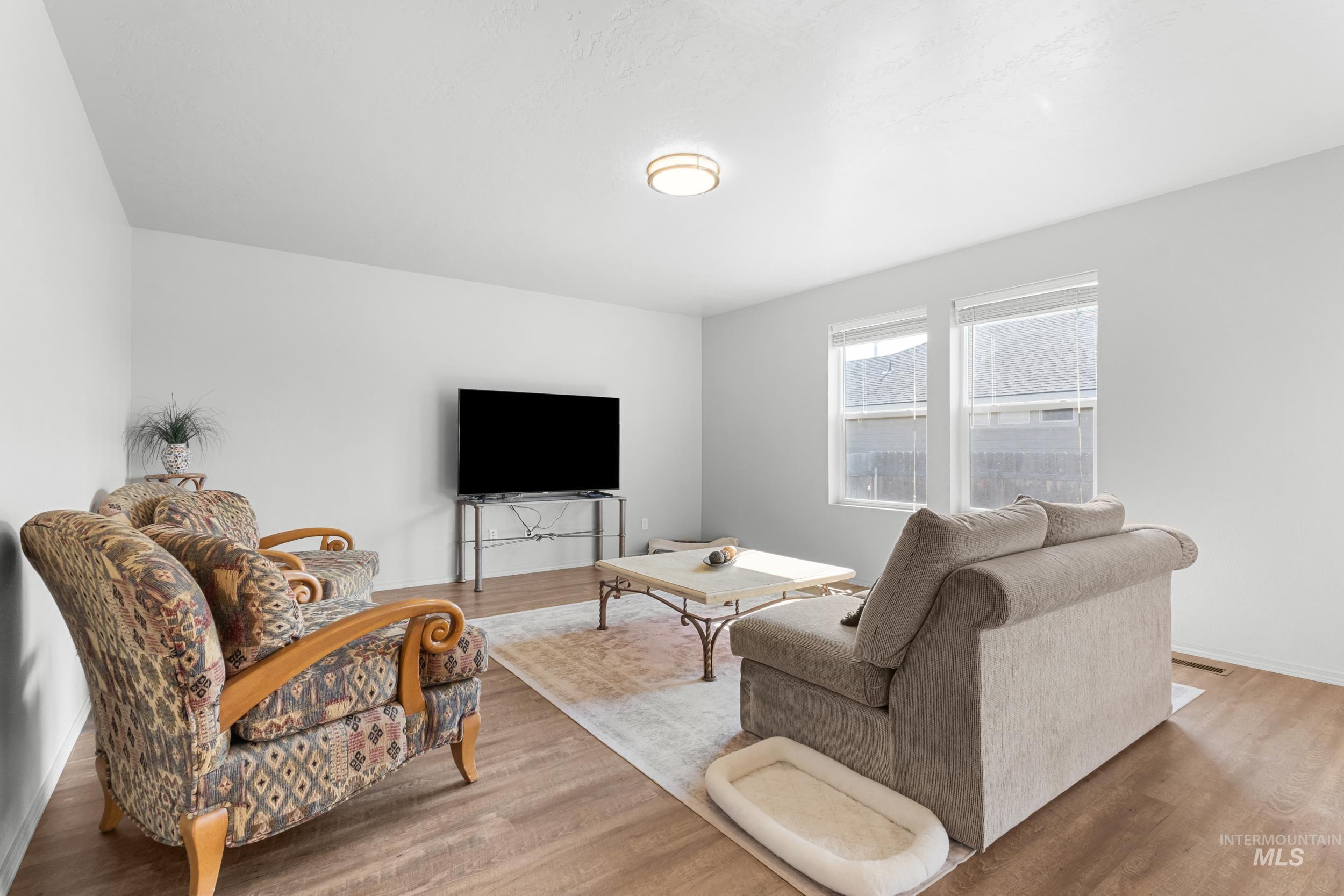 4633 N Dyver Property Photo 5