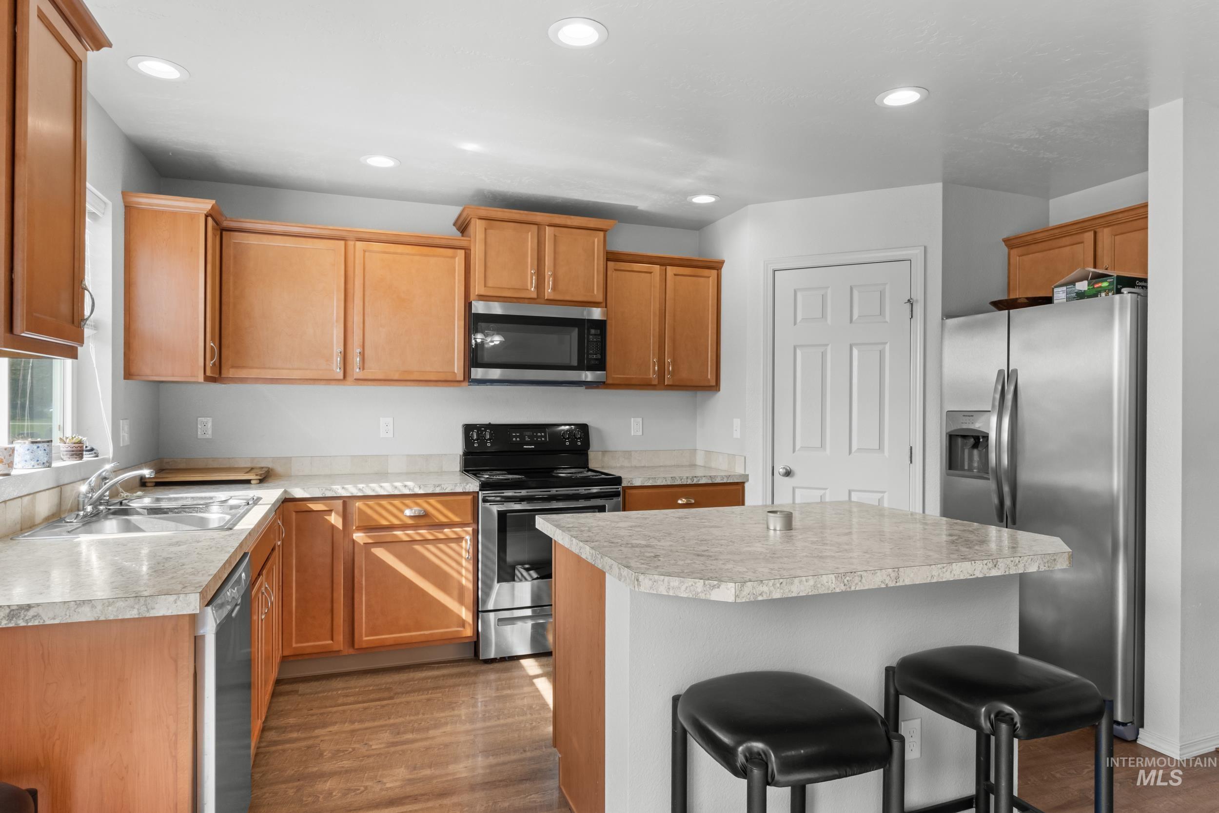 4633 N Dyver Property Photo 6
