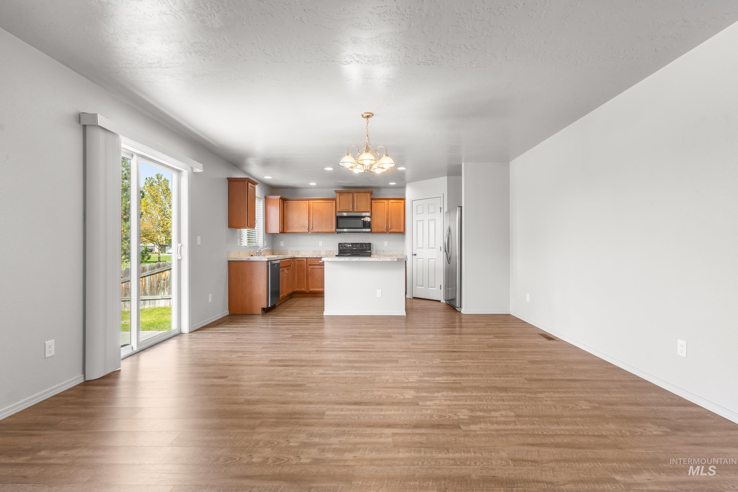 4633 N Dyver Property Photo 6