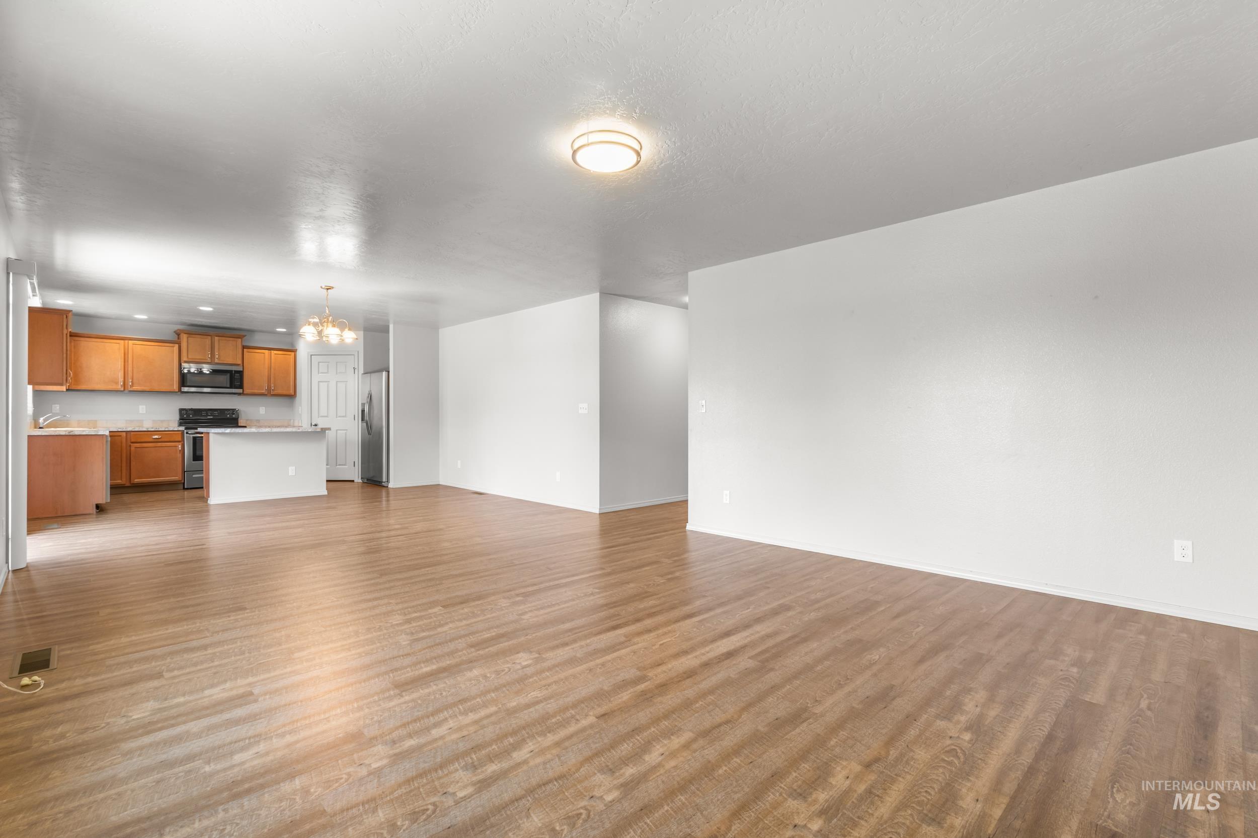 4633 N Dyver Property Photo 7