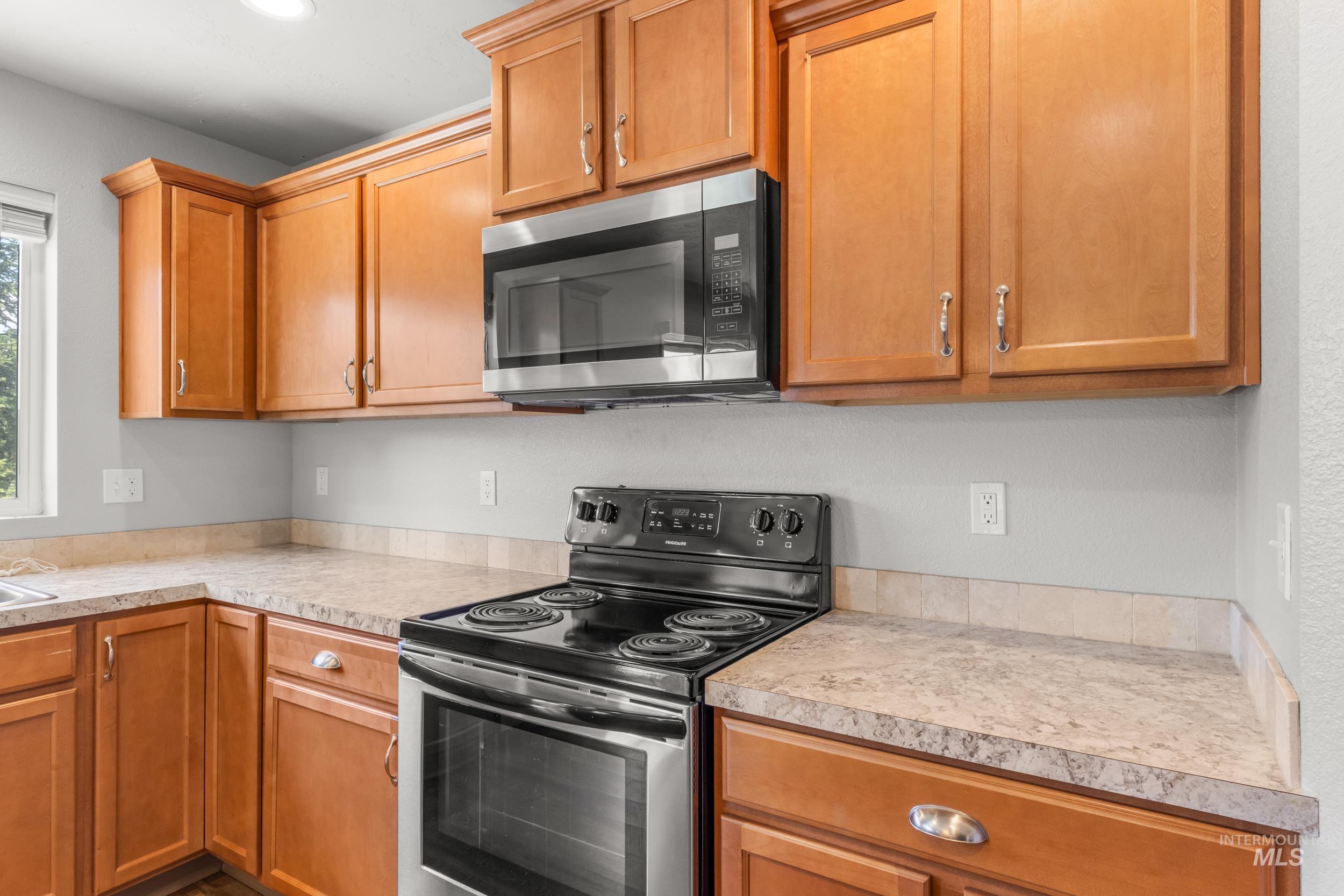 4633 N Dyver Property Photo 8