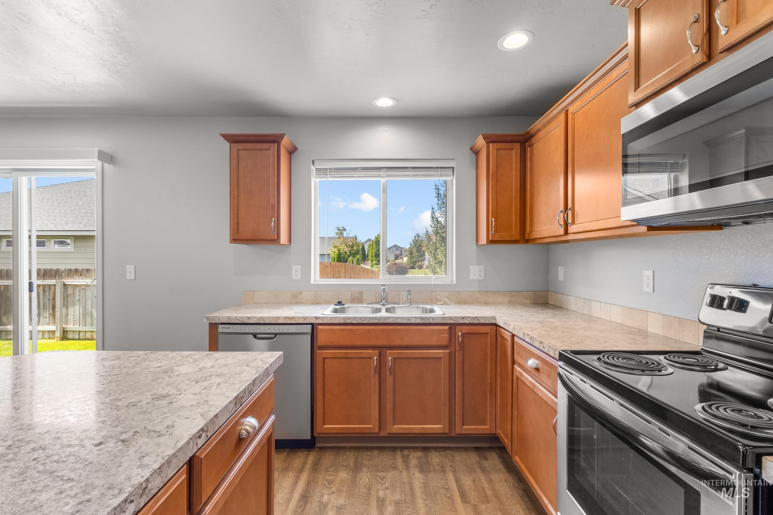 4633 N Dyver Property Photo 9