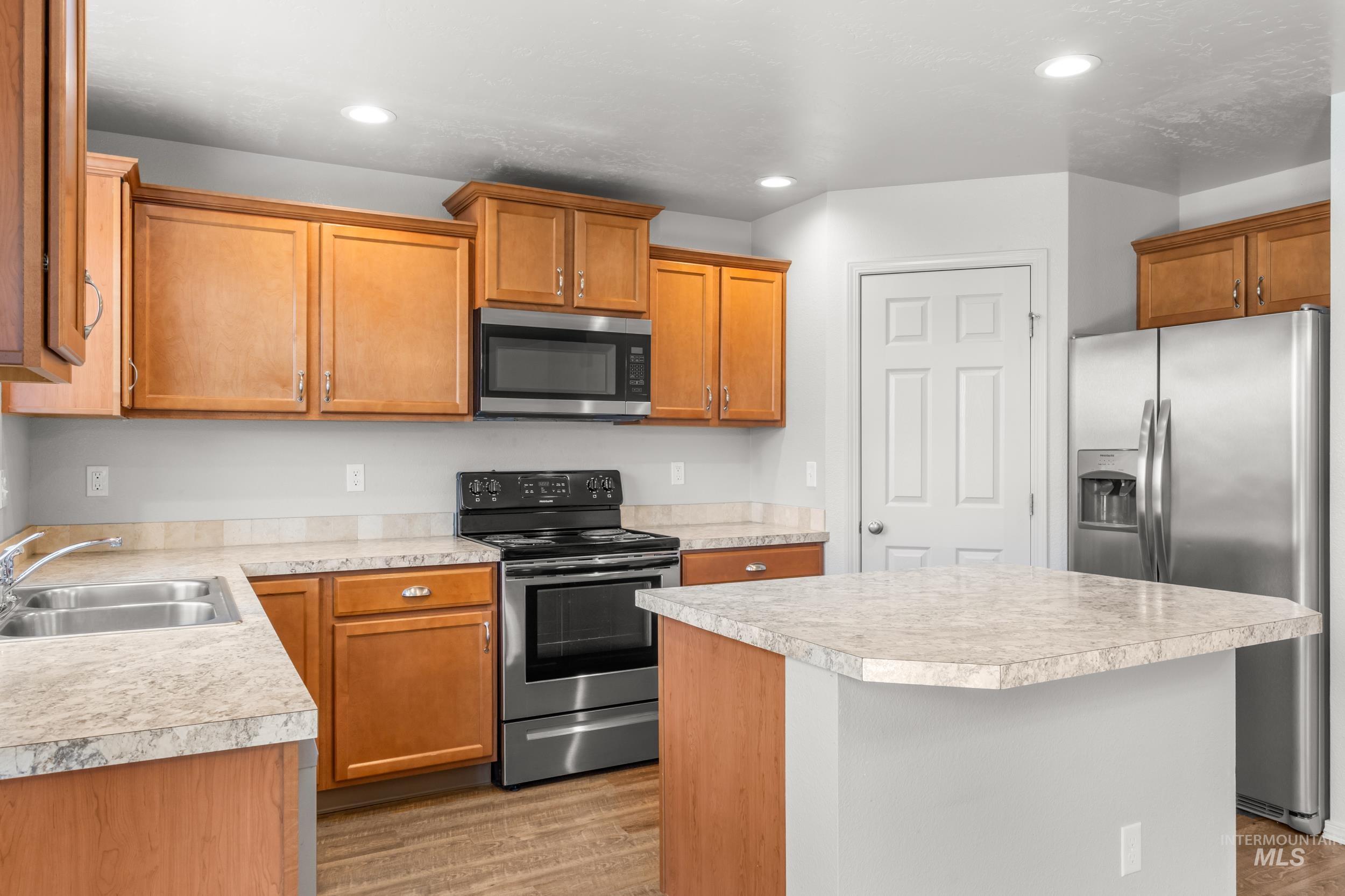 4633 N Dyver Property Photo 11