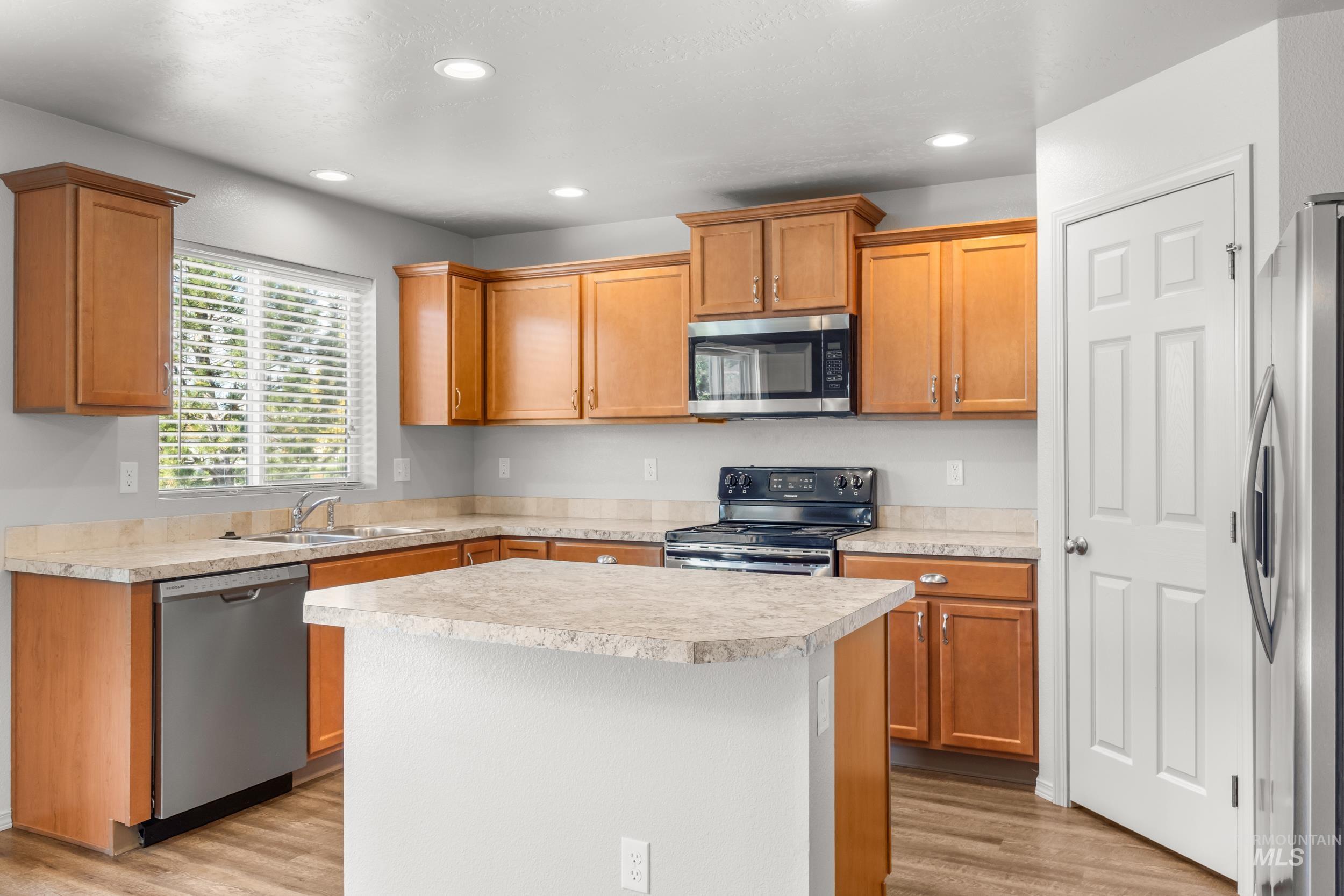 4633 N Dyver Property Photo 12