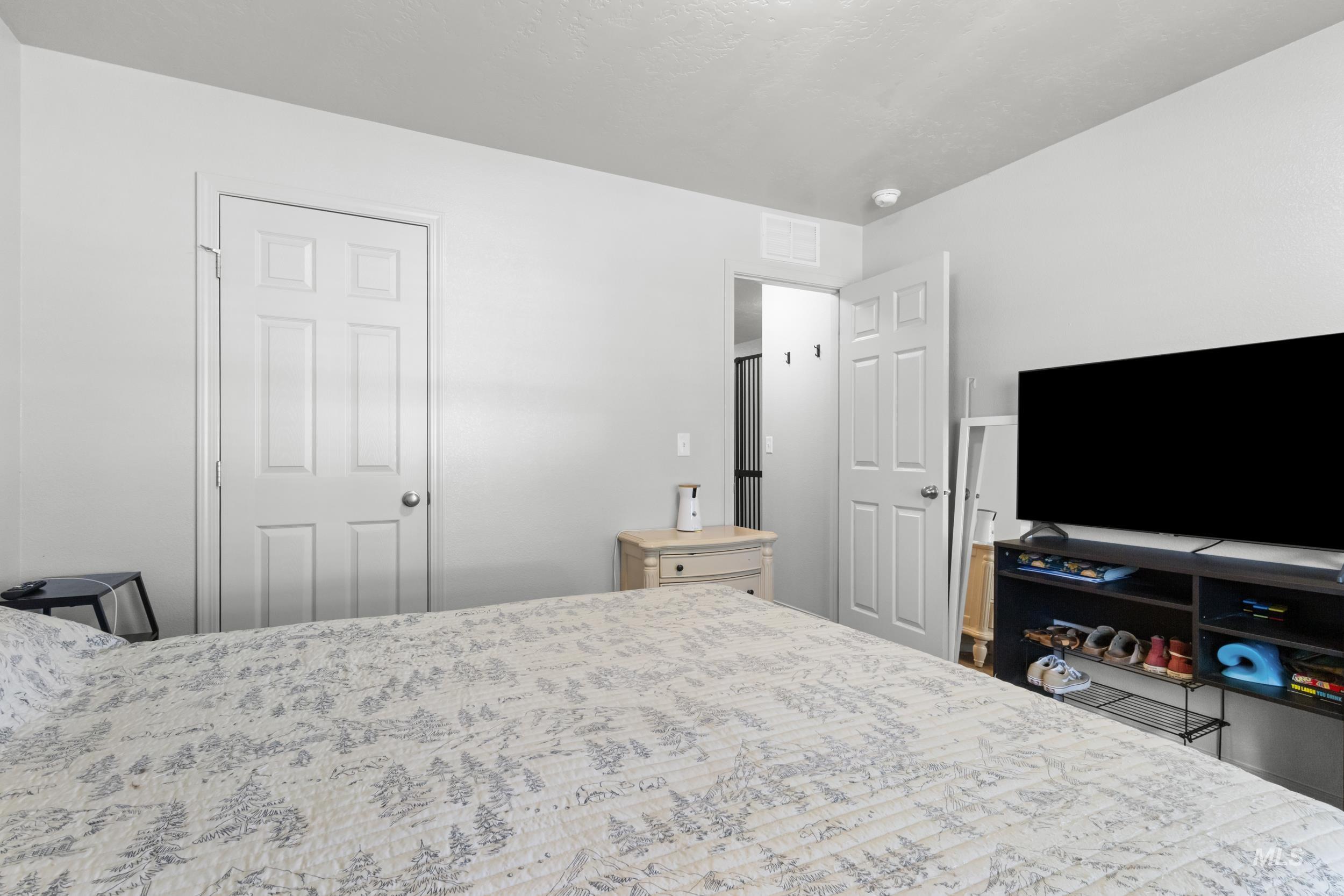 4633 N Dyver Property Photo 17