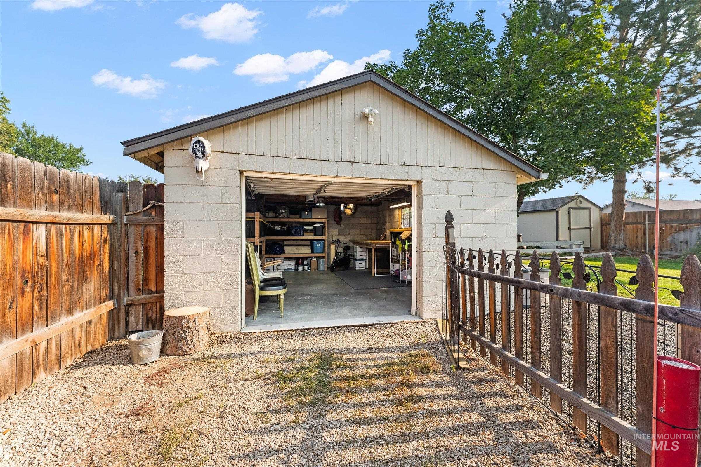 1304 W Targee Property Photo 5