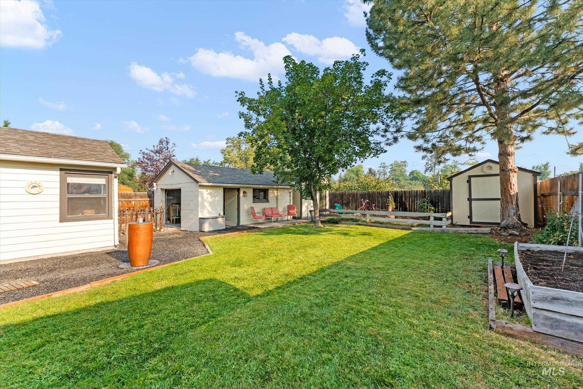 1304 W Targee Property Photo 6
