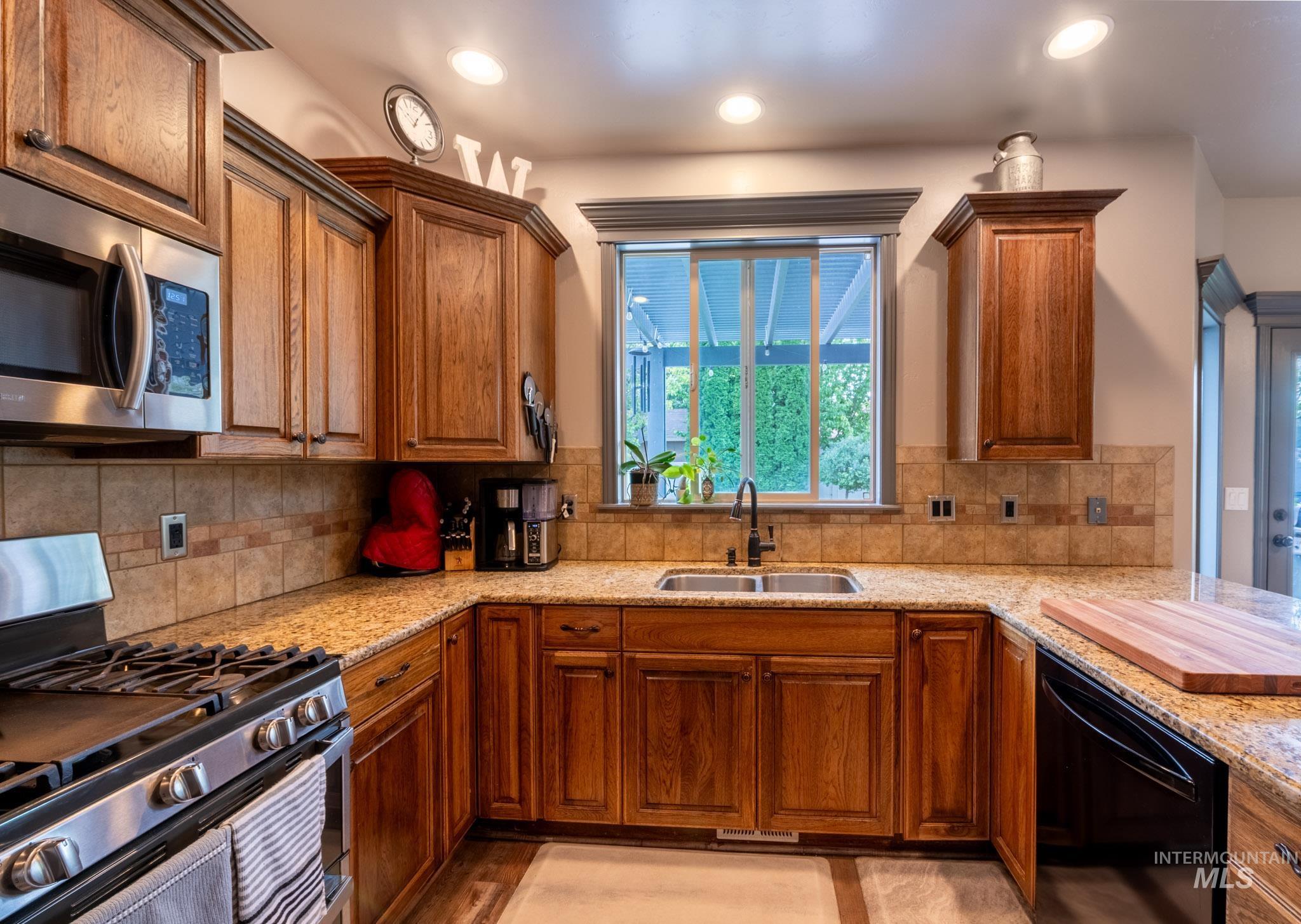 1031 Park Ave Property Photo 18