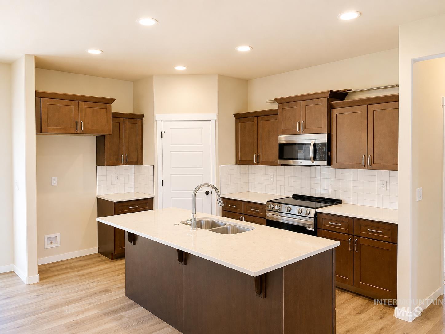 994 Kenbrook Loop Property Photo 4