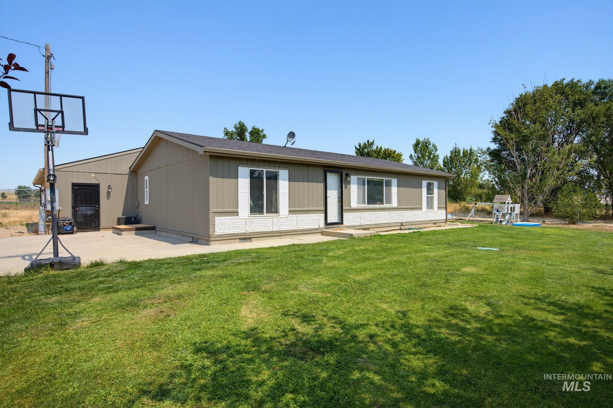 21568/21566 Market Rd Property Photo 4
