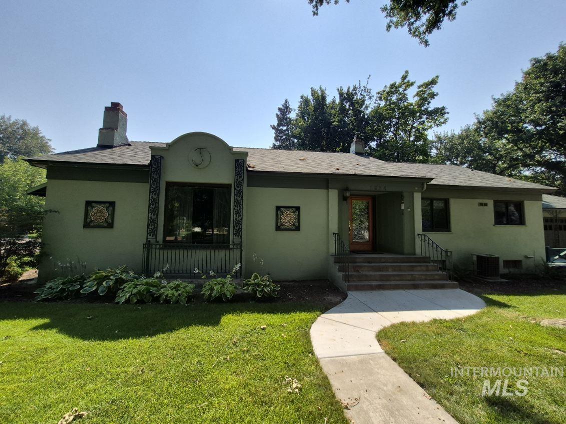 1824 Everett St Property Photo 1