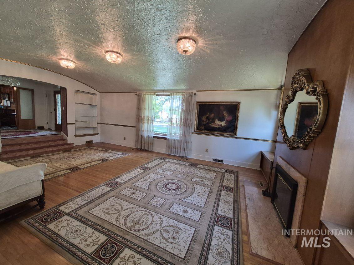 1824 Everett St Property Photo 3