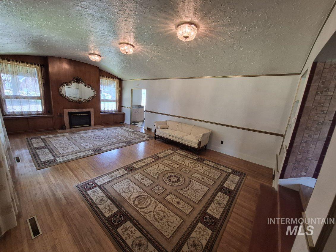 1824 Everett St Property Photo 4