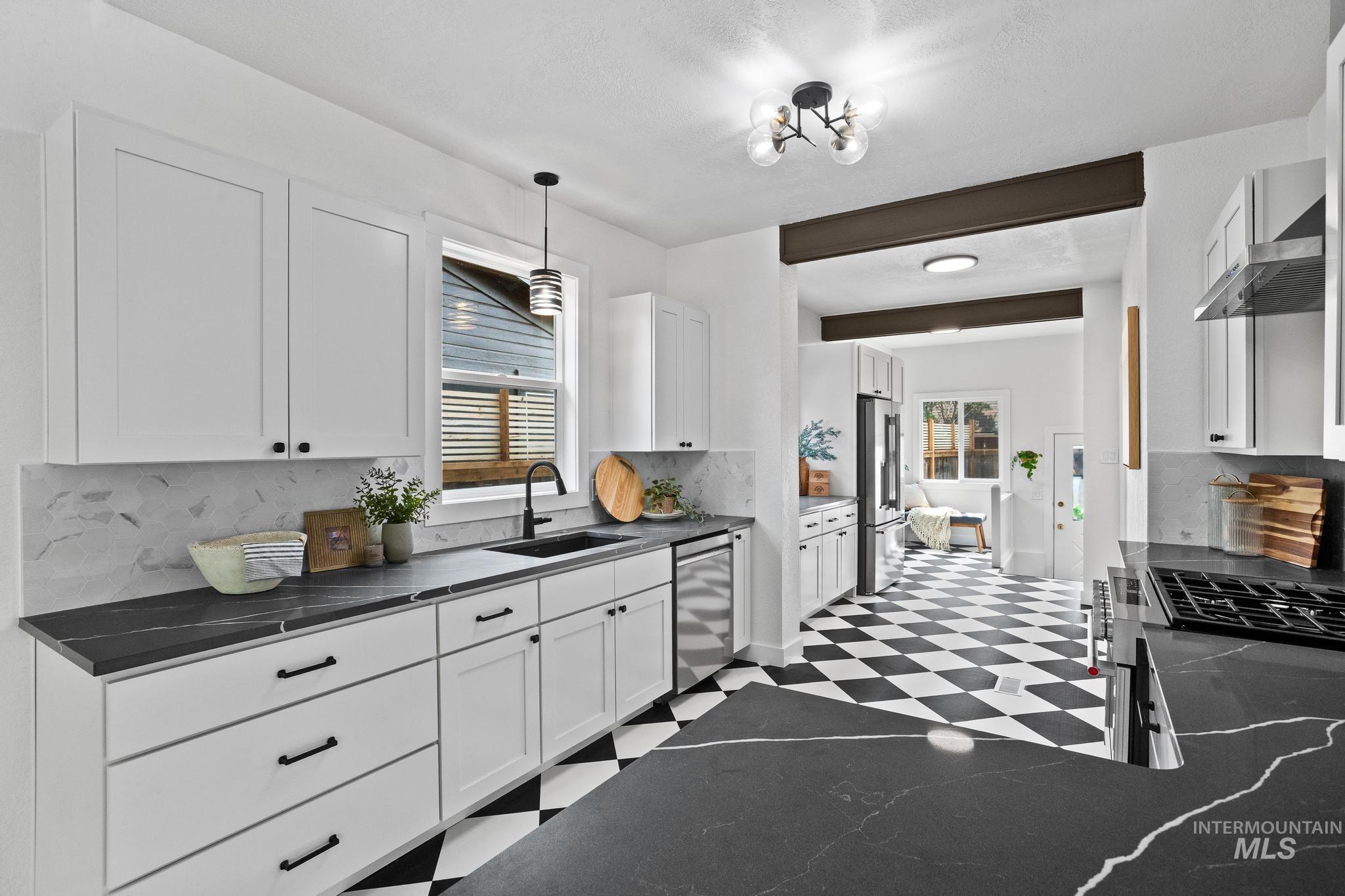 1913 W Washington St. Property Photo 16