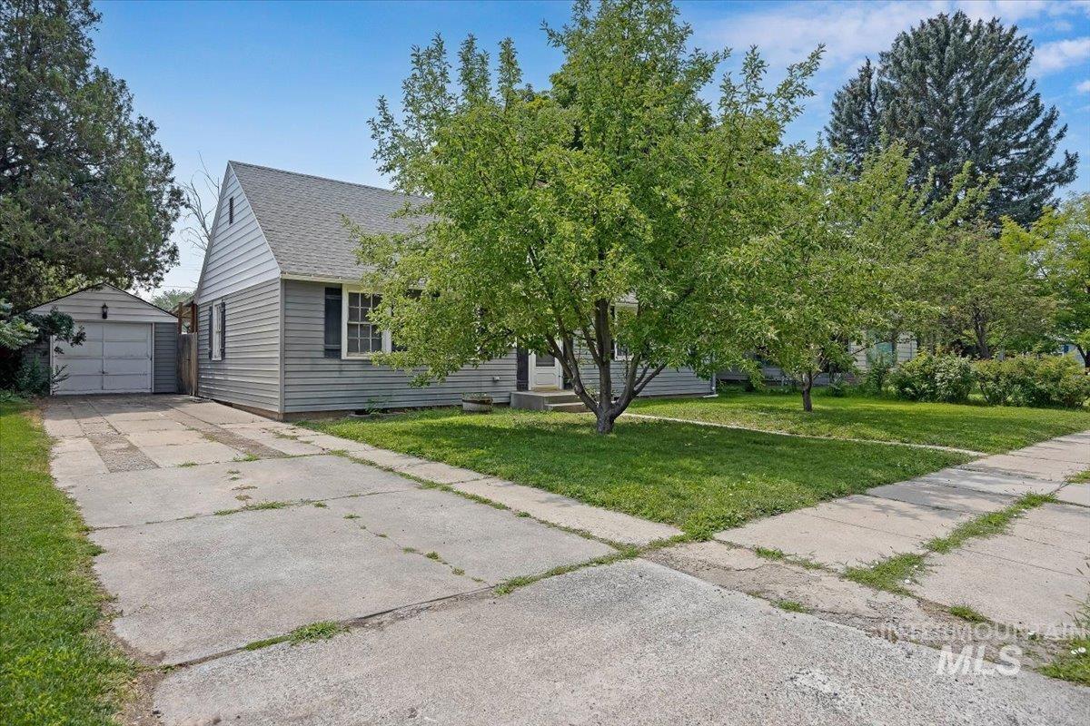 1530 9th Ave. East Property Photo 3
