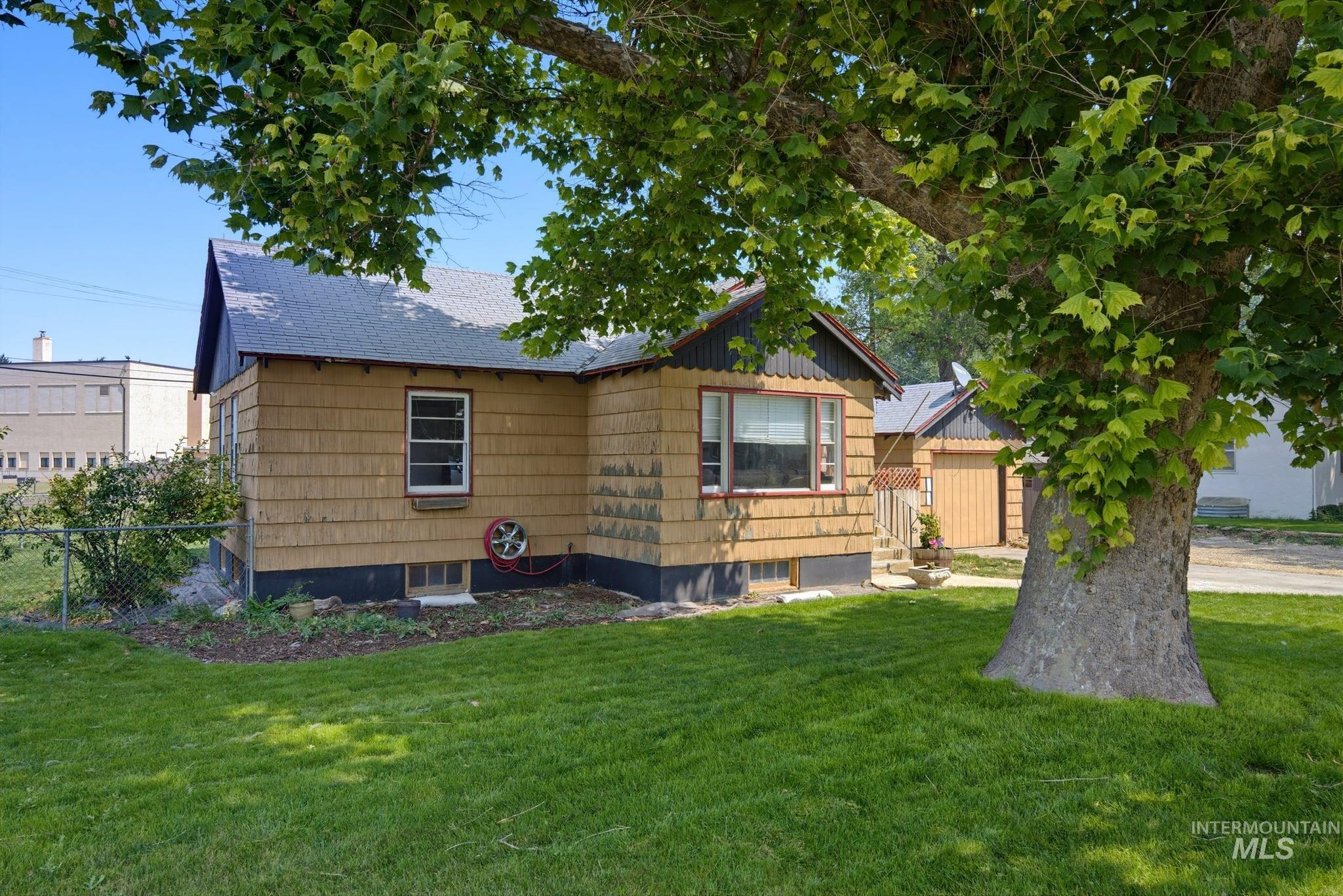 1107 E Logan Street Property Photo 4