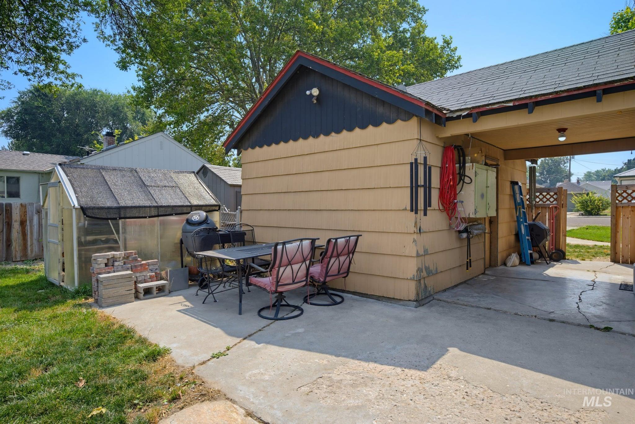 1107 E Logan Street Property Photo 9