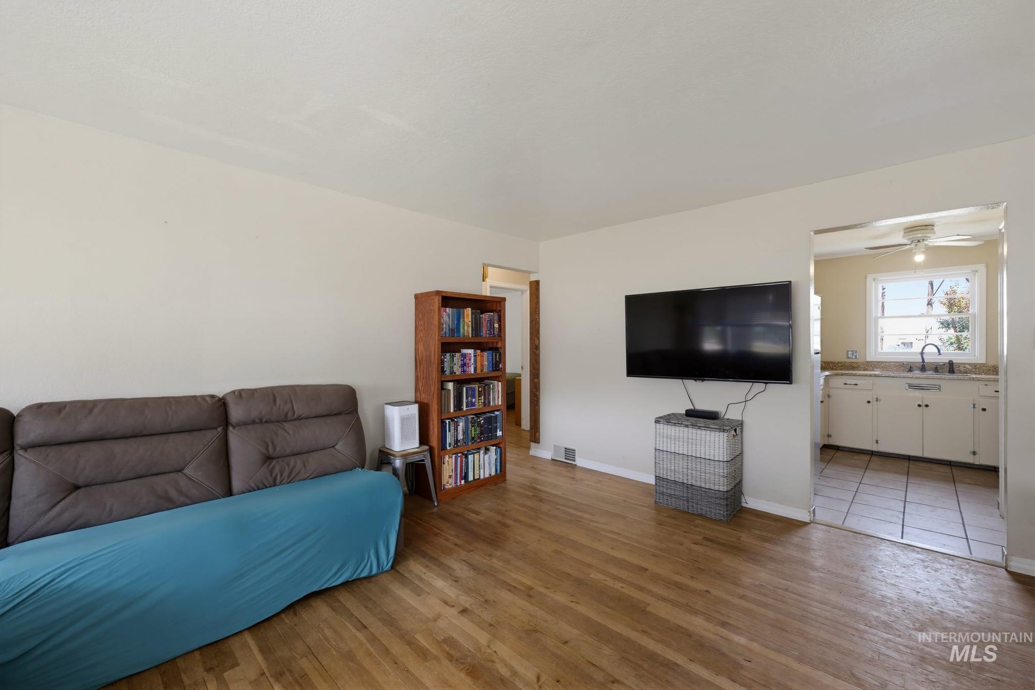 1107 E Logan Street Property Photo 18