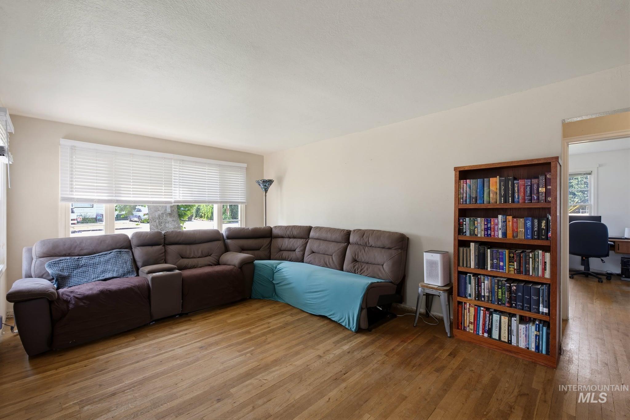 1107 E Logan Street Property Photo 19