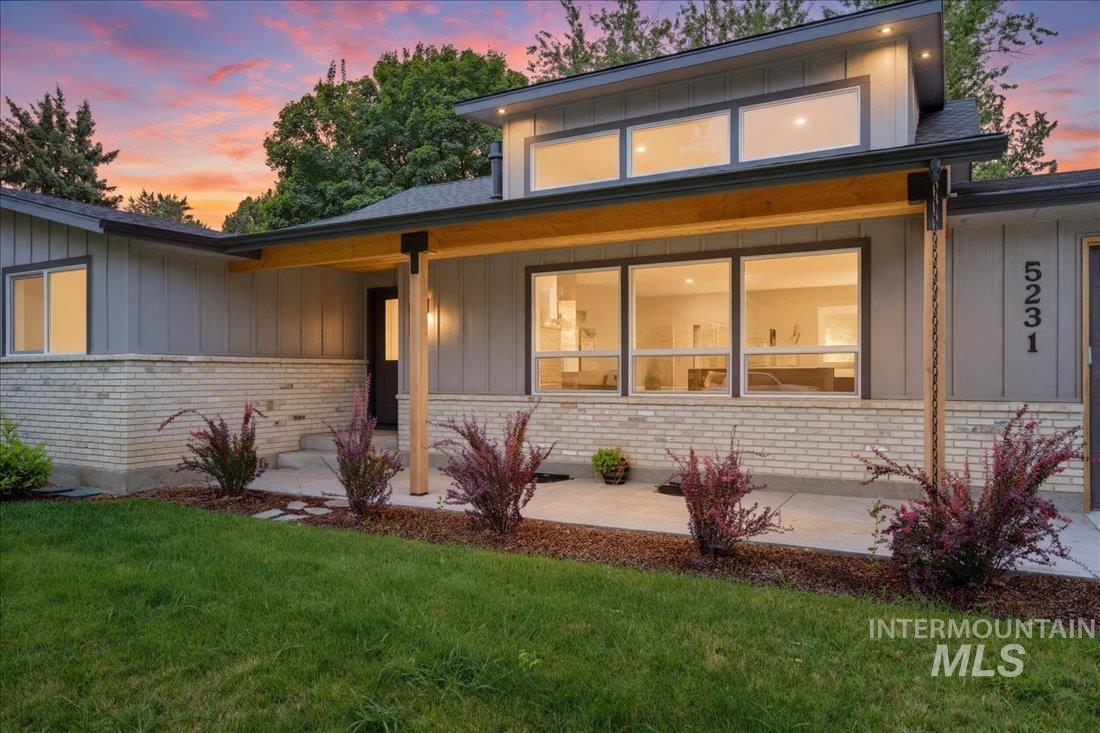 5231 N Sorrento Dr Property Photo 2
