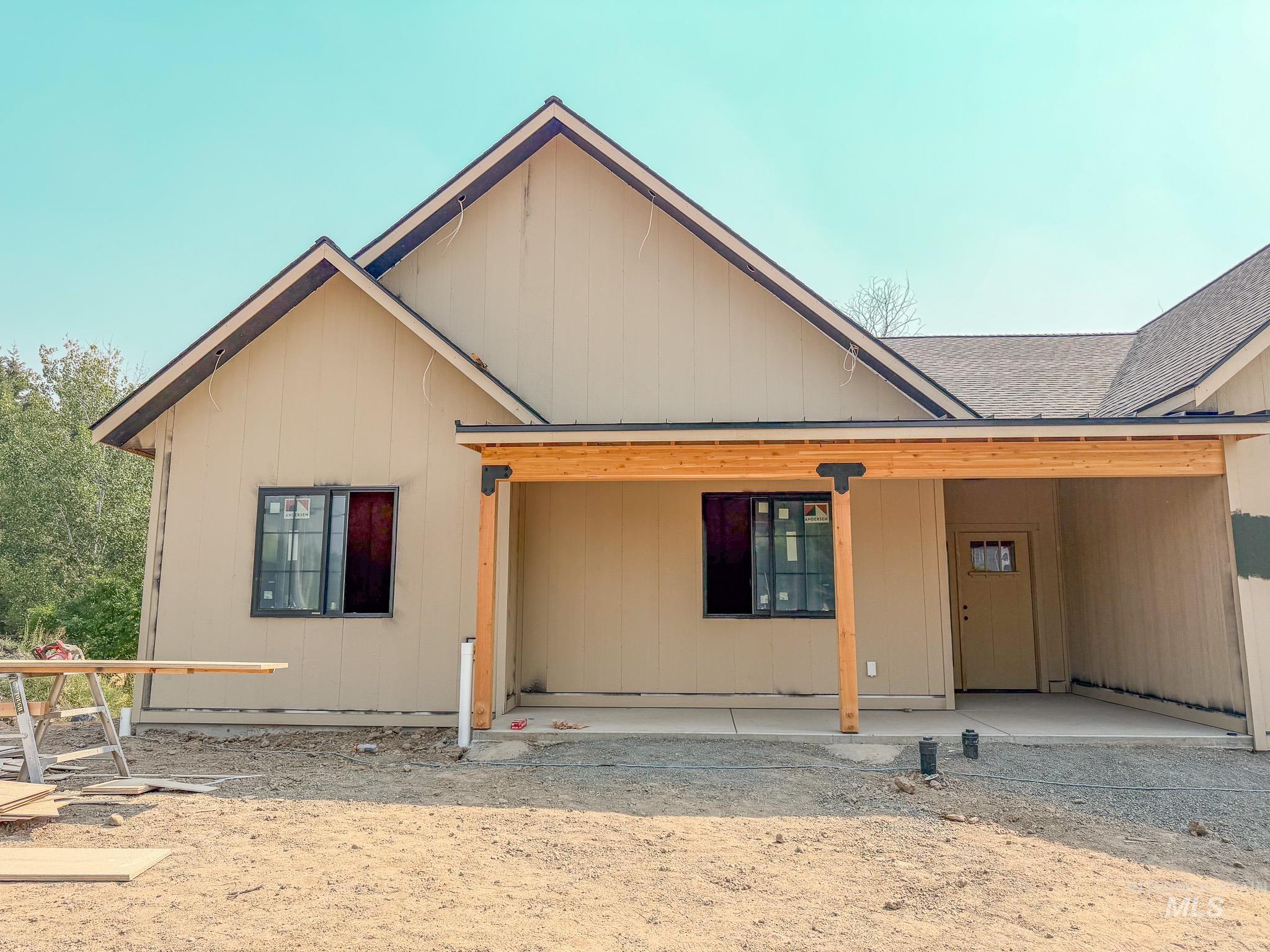 1062 N Mountain View Property Photo 3
