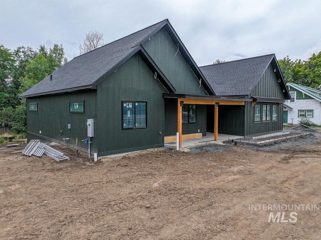 1062 N Mountain View Property Photo 3